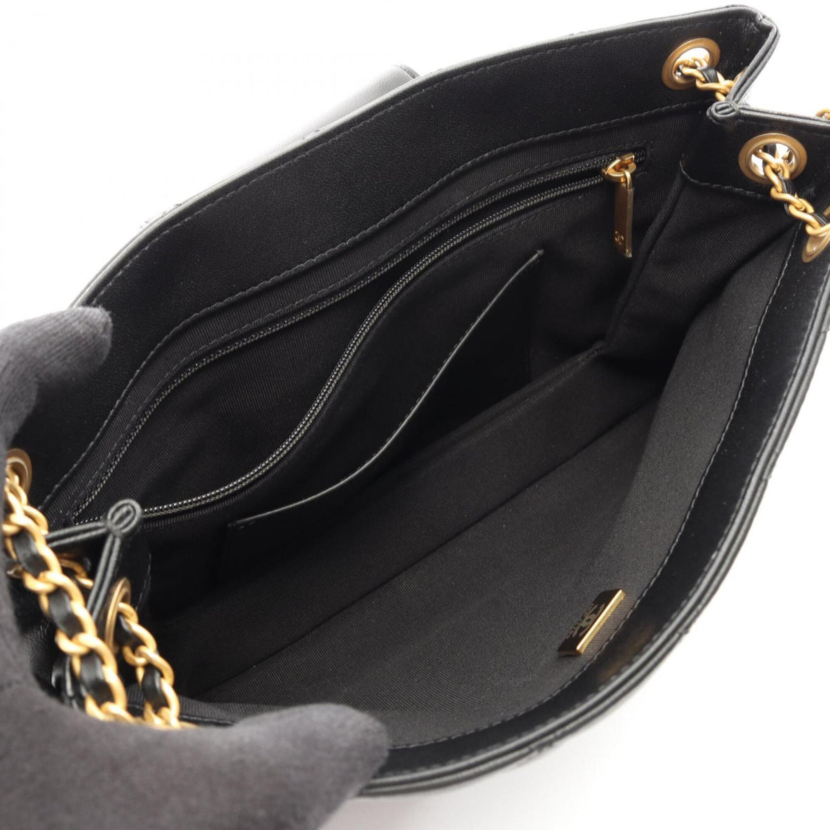Chanel Matelasse Black Leather Shoulder Bag (Pre-Owned)
