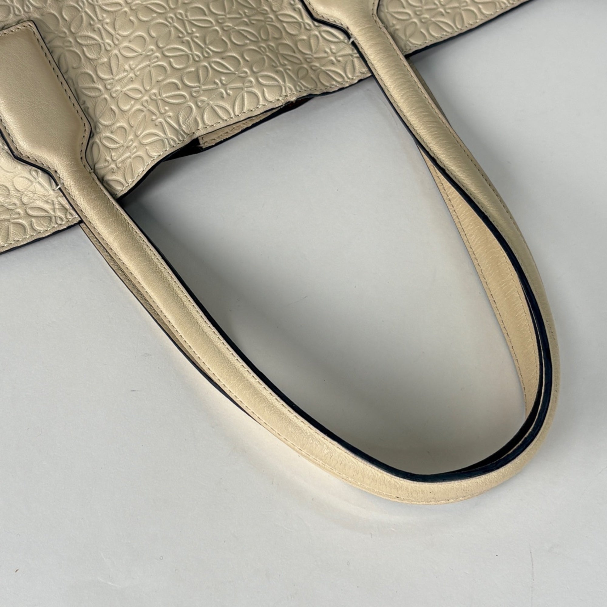 Loewe Ivory Leather Tote Bag (Pre-Owned)