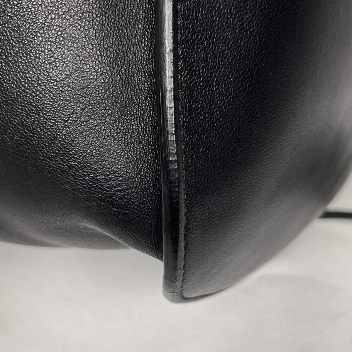 Loewe Black Leather Shoulder Bag (Pre-Owned)