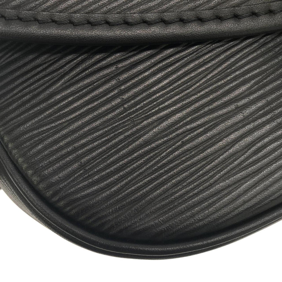 Louis Vuitton Black Leather Shoulder Bag (Pre-Owned)