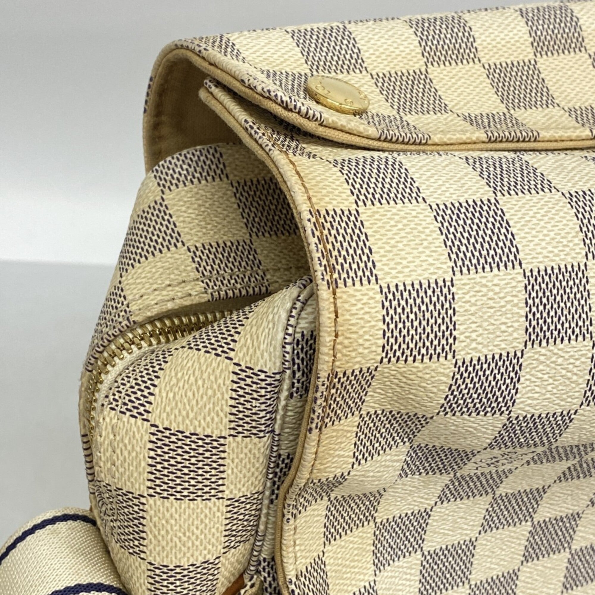Louis Vuitton White Shoulder Bag (Pre-Owned)