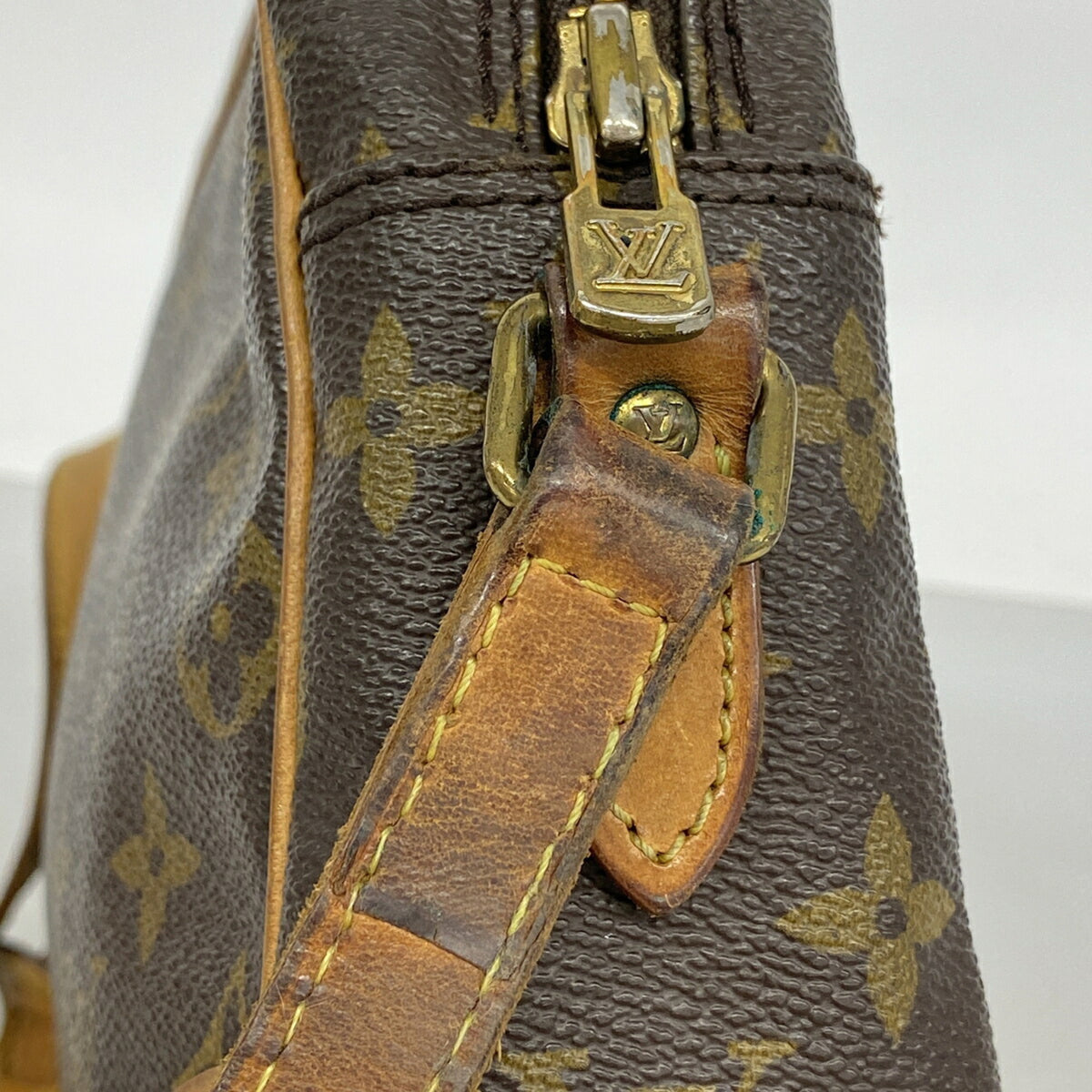 Louis Vuitton Brown Shoulder Bag (Pre-Owned)
