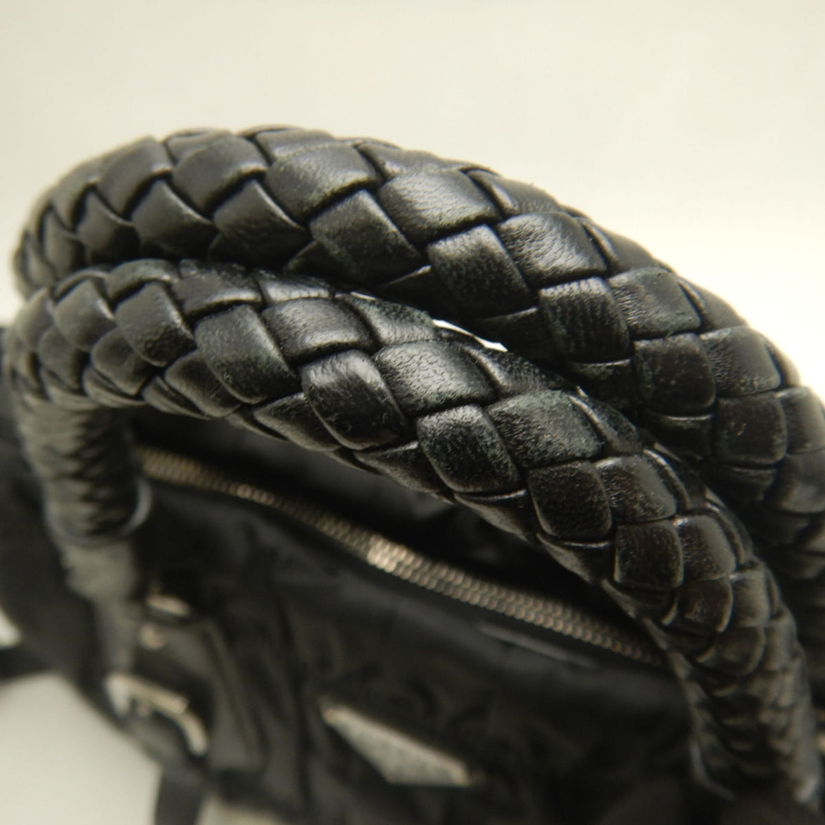 Prada Nero Nylon Handbag (Pre-Owned)