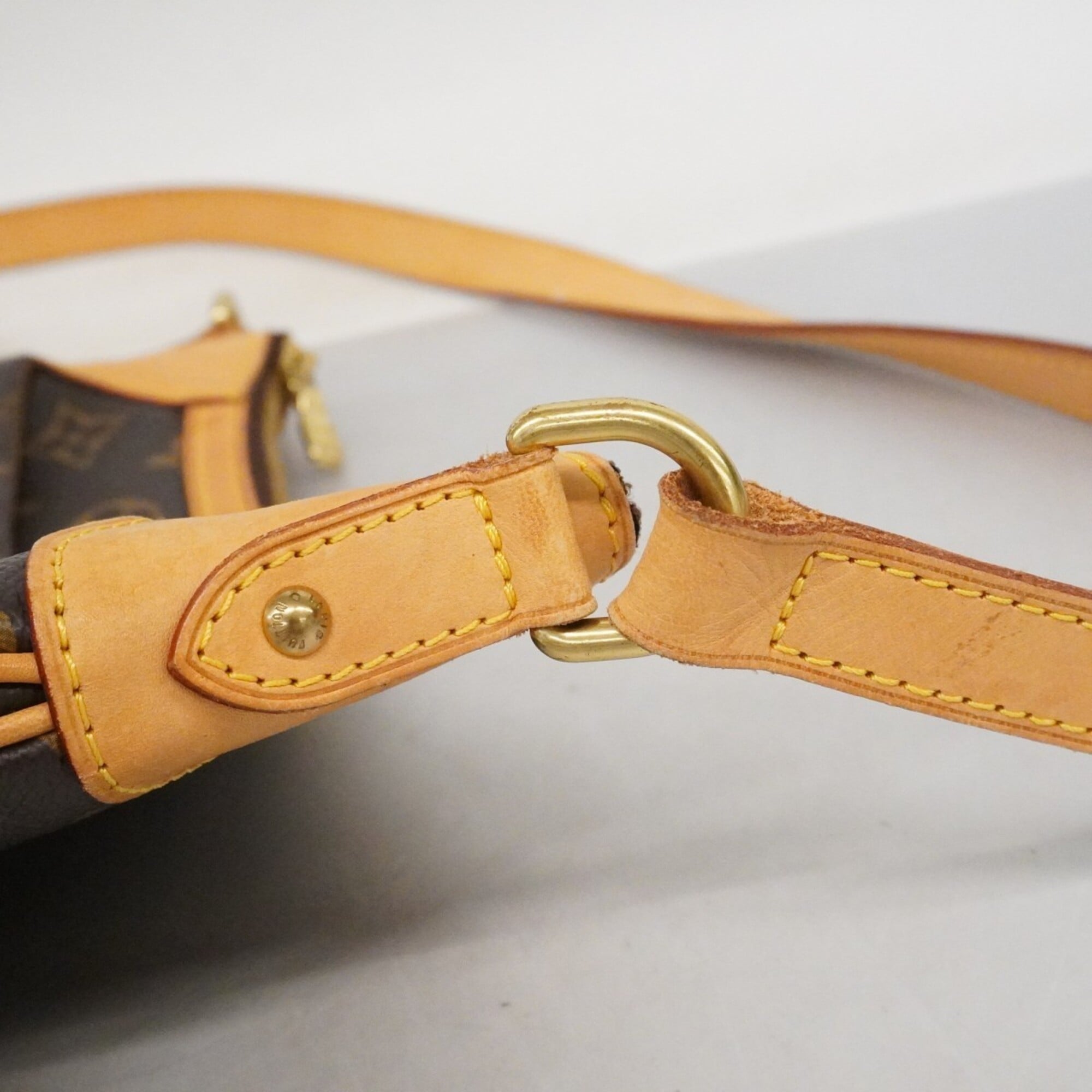 Louis Vuitton Brown Shoulder Bag (Pre-Owned)