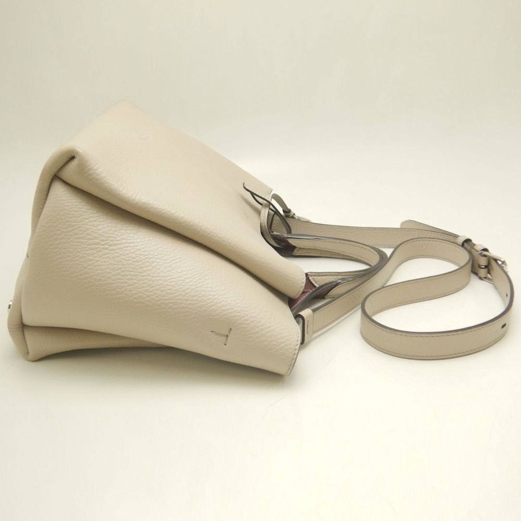 Tod's Cream Leather Handbag (Pre-Owned)