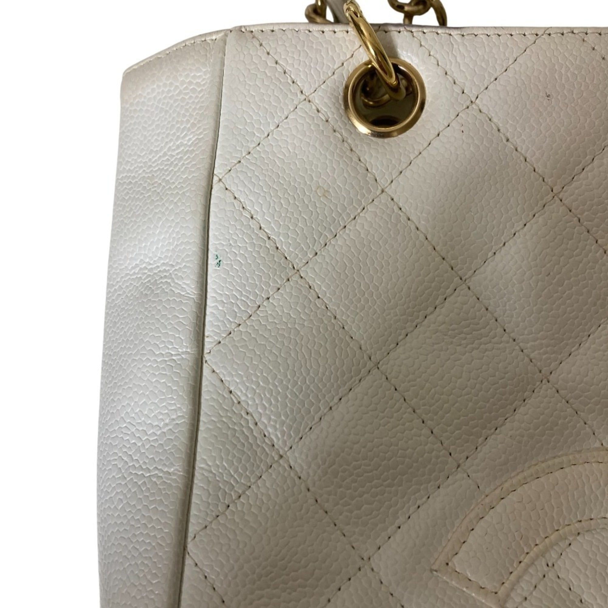 Chanel White Grained Calfskin Shoulder Bag (Pre-Owned)