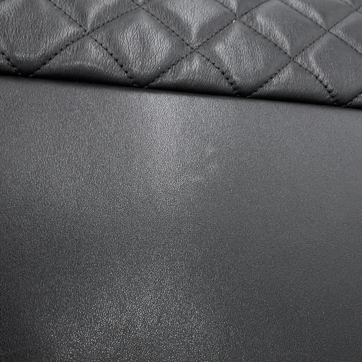 Giant Black Leather Boston Bag Handbag (Pre-Owned)