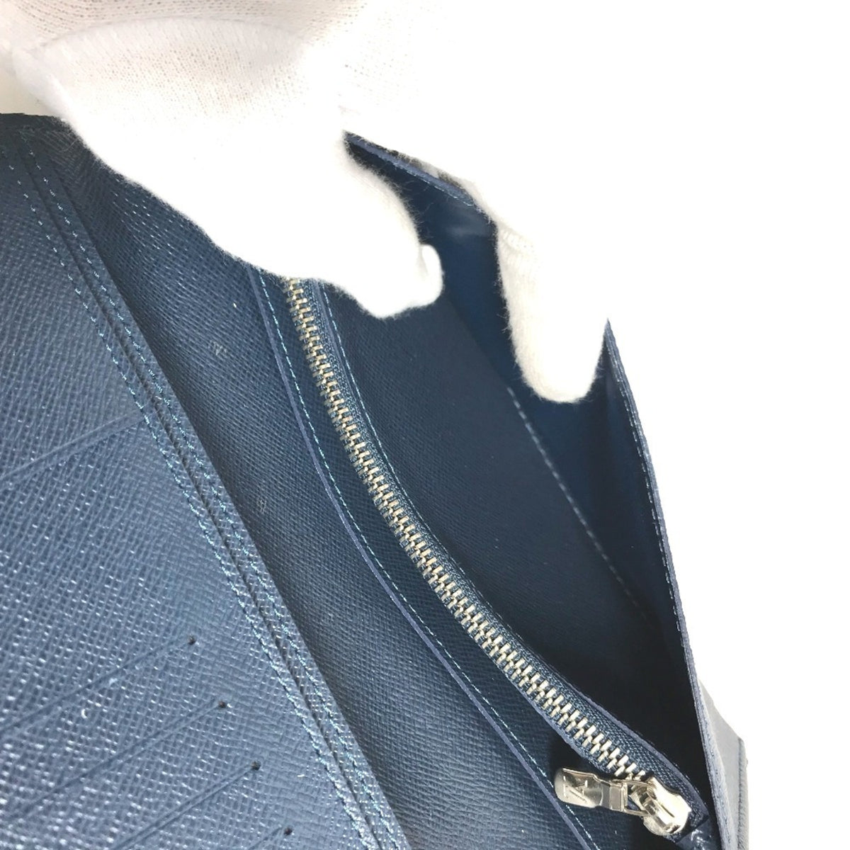 Louis Vuitton Taiga Blue Ocean Taiga Leather Long Wallet (Bi-Fold) (Pre-Owned)