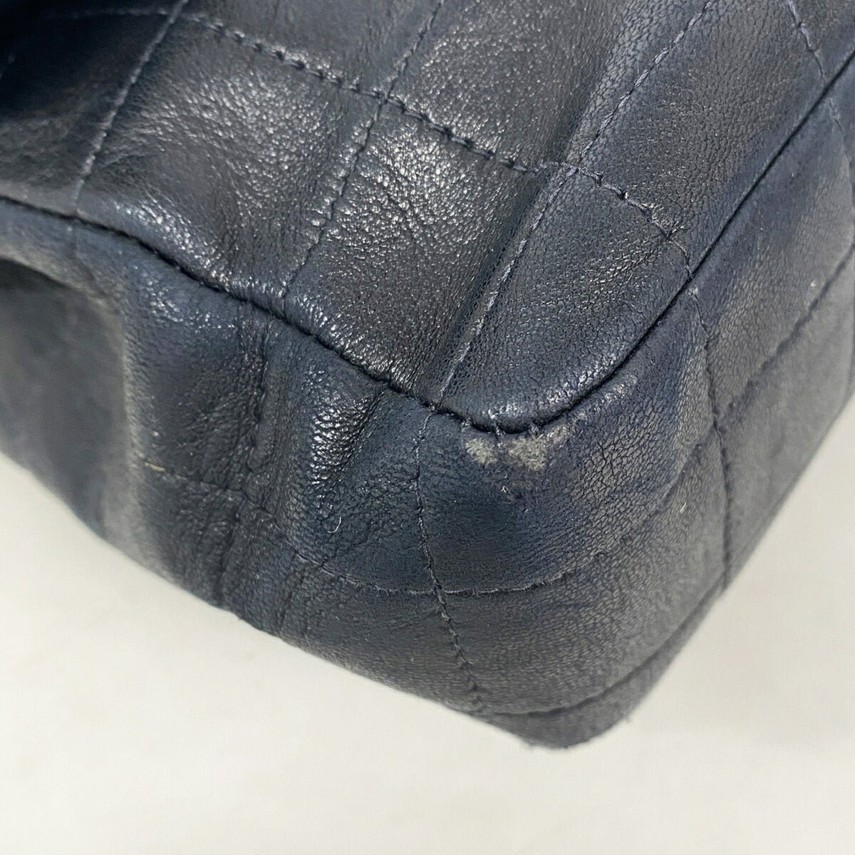 Chanel Black Leather Shoulder Bag (Pre-Owned)