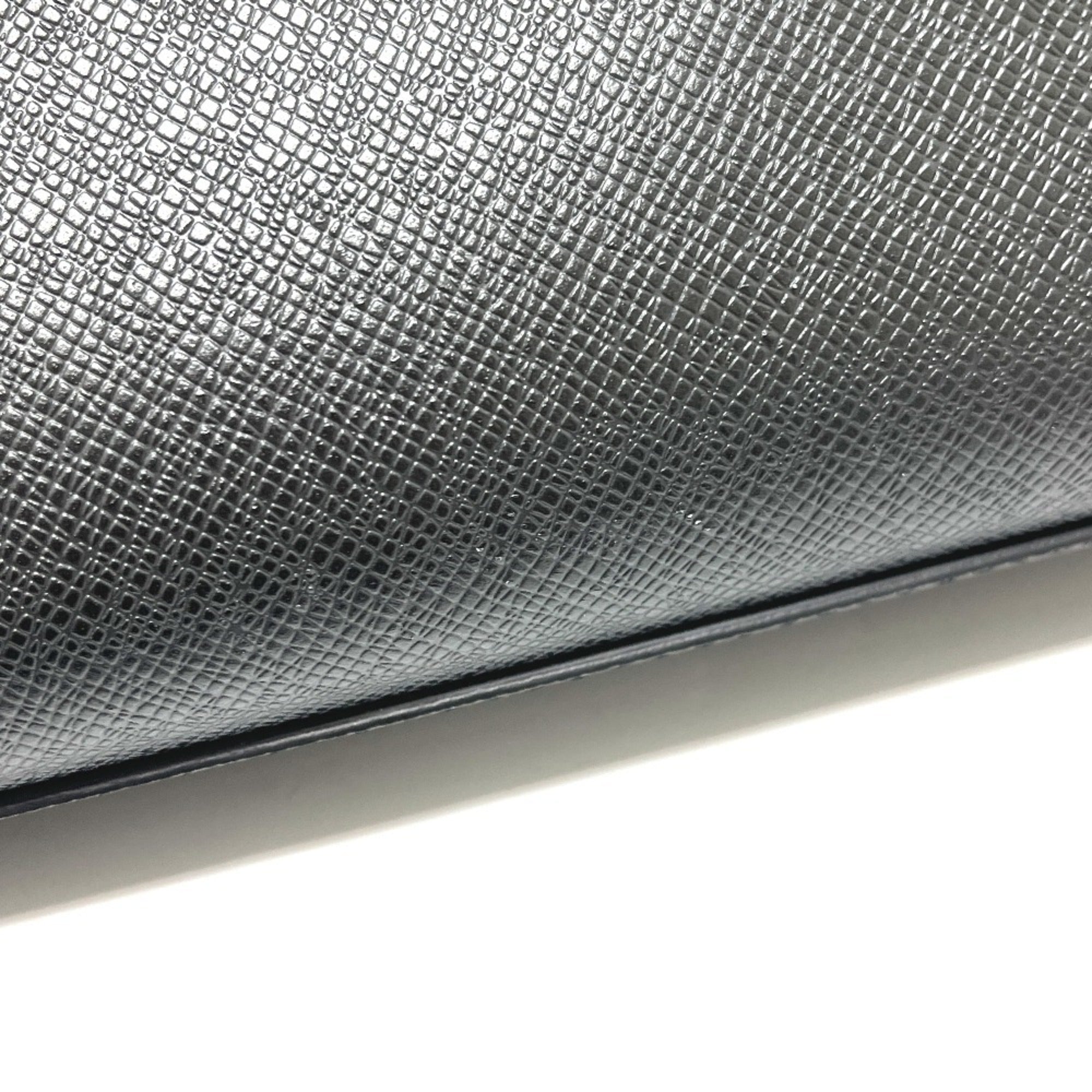 Louis Vuitton Black Noir Taiga Leather Pochette Shoulder Bag (Pre-Owned)