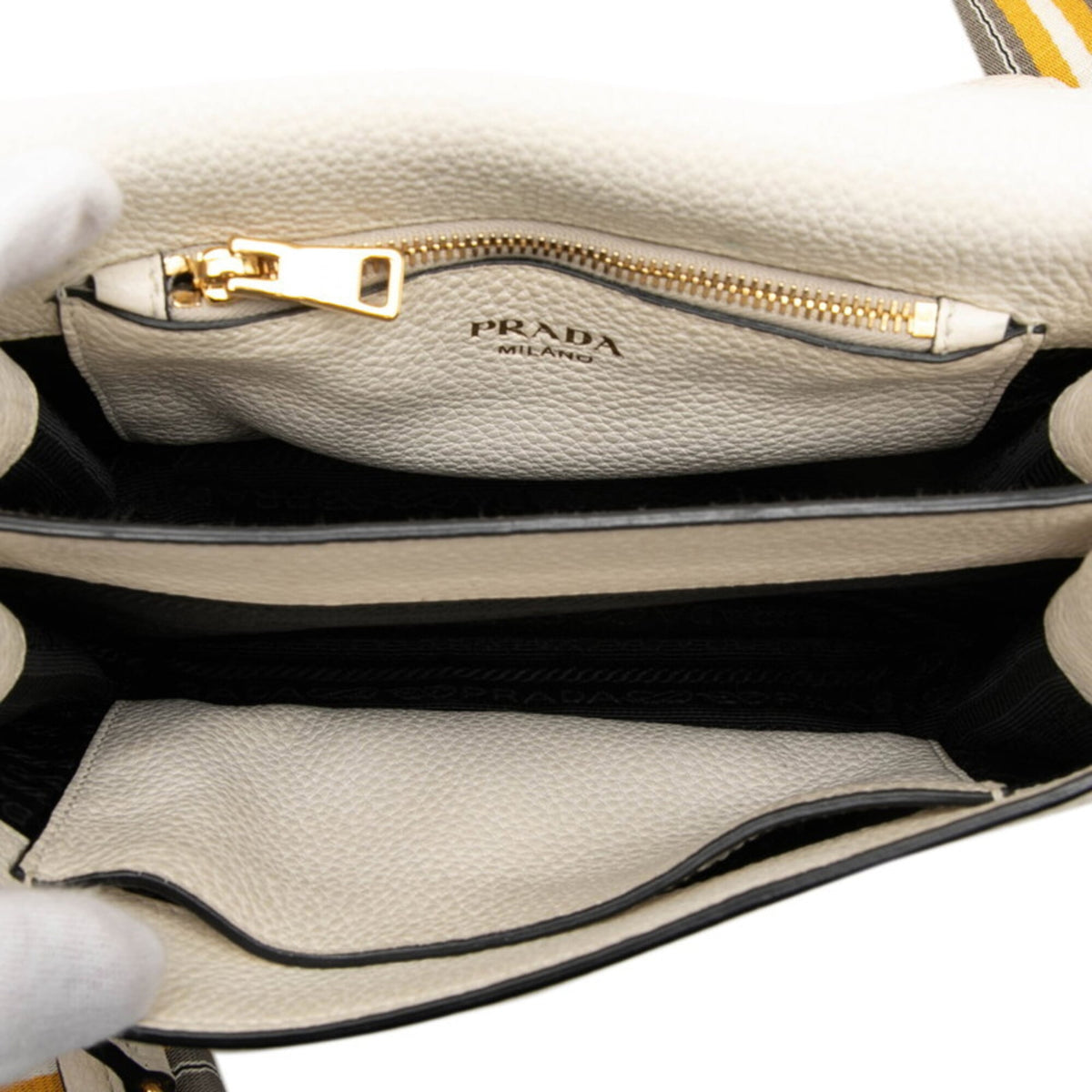 Prada White Leather Shoulder Bag (Pre-Owned)