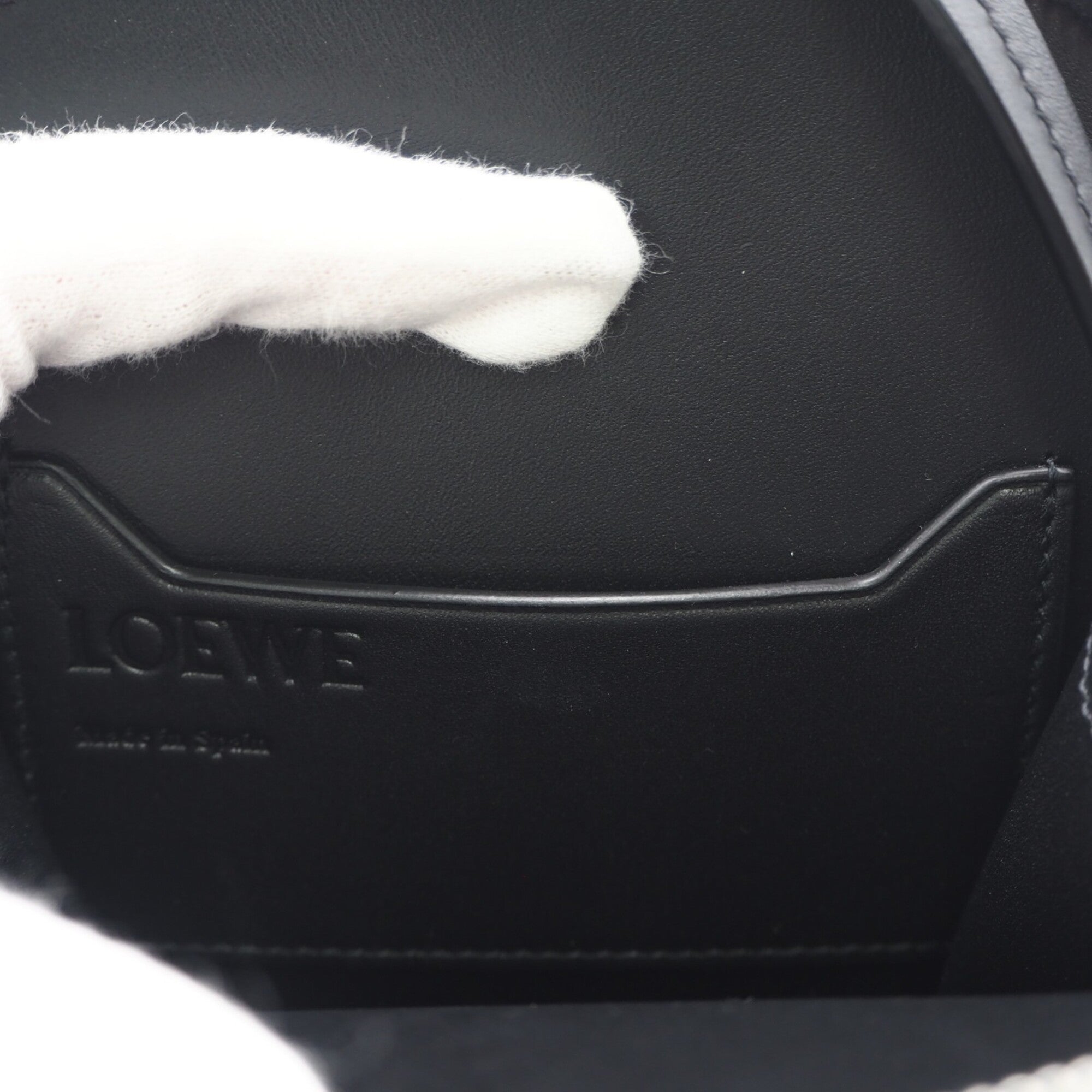 Loewe Black Leather Shoulder Bag (Pre-Owned)