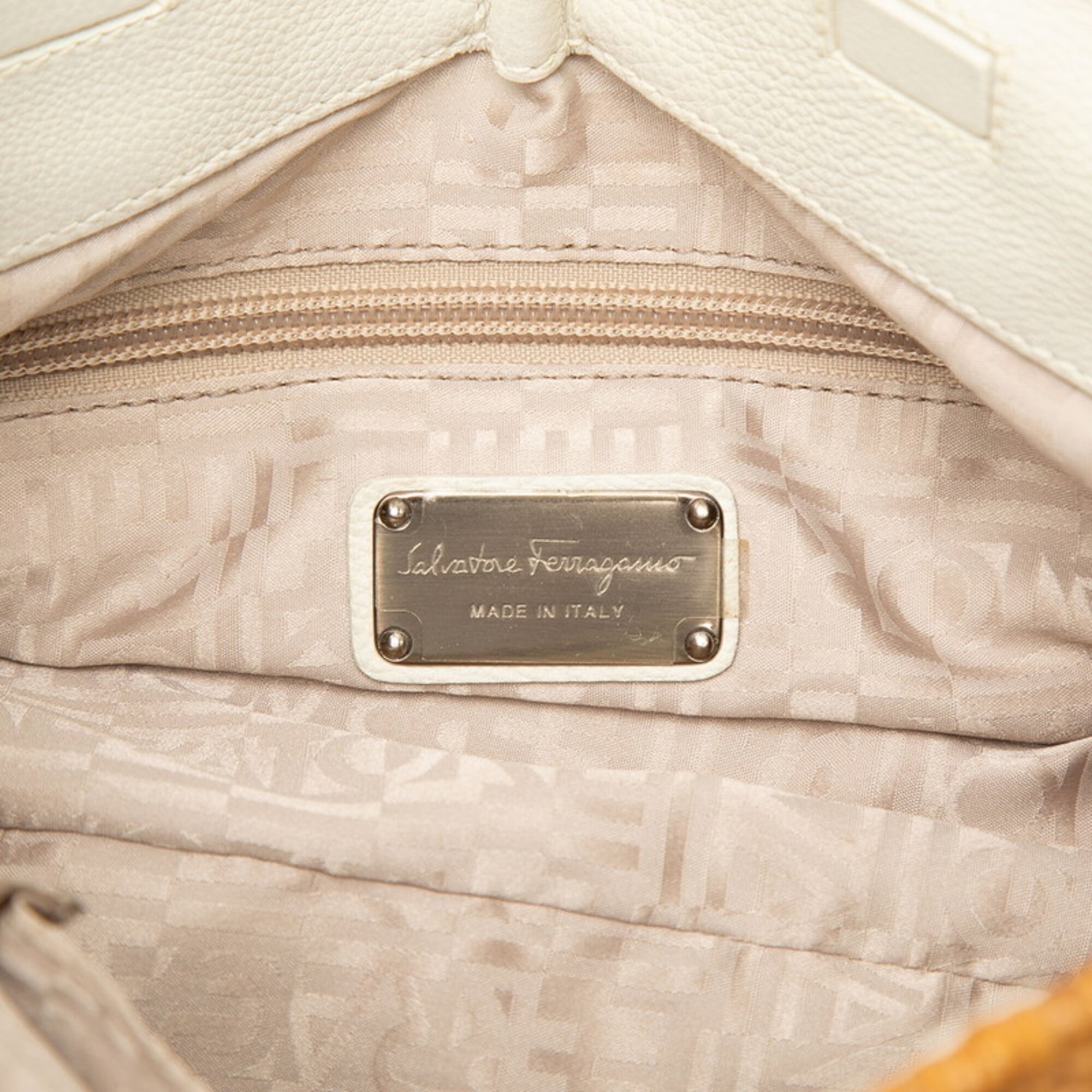 Salvatore Ferragamo Off-White Leather Shoulder Bag (Pre-Owned)