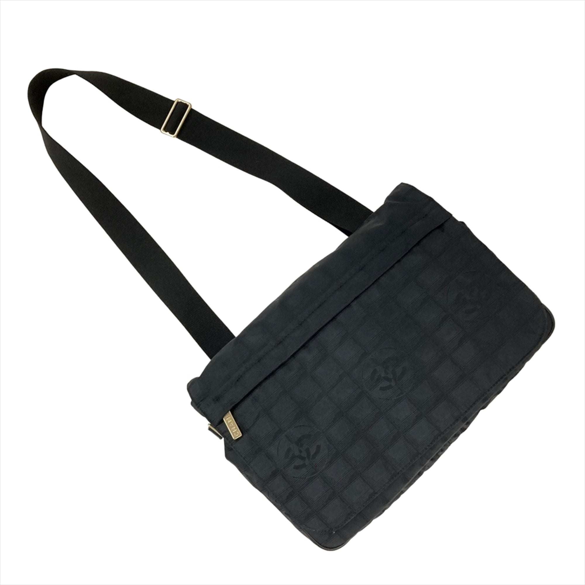 Chanel Black Nylon Shoulder Bag (Pre-Owned)