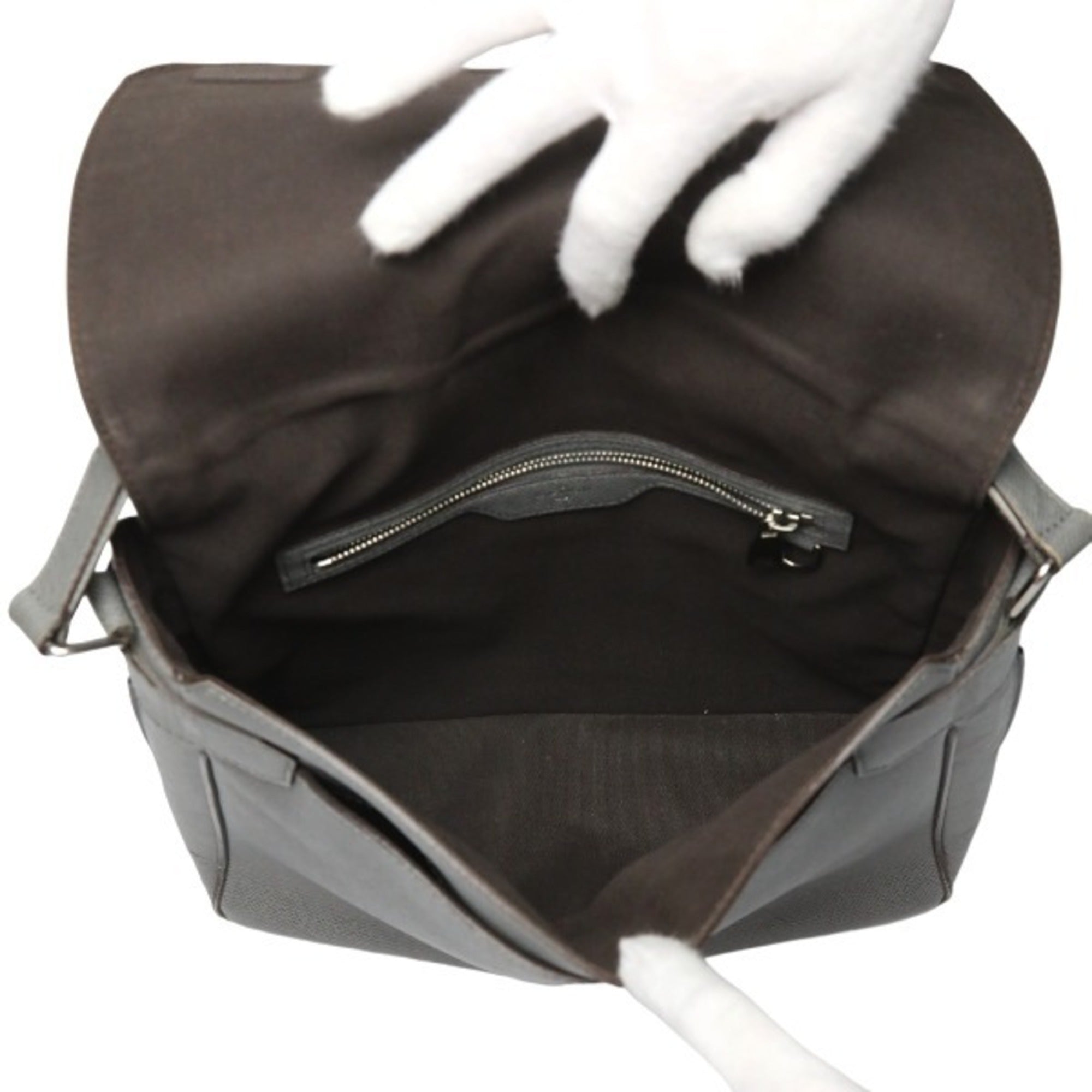 Louis Vuitton Gray Taiga Leather Shoulder Bag (Pre-Owned)