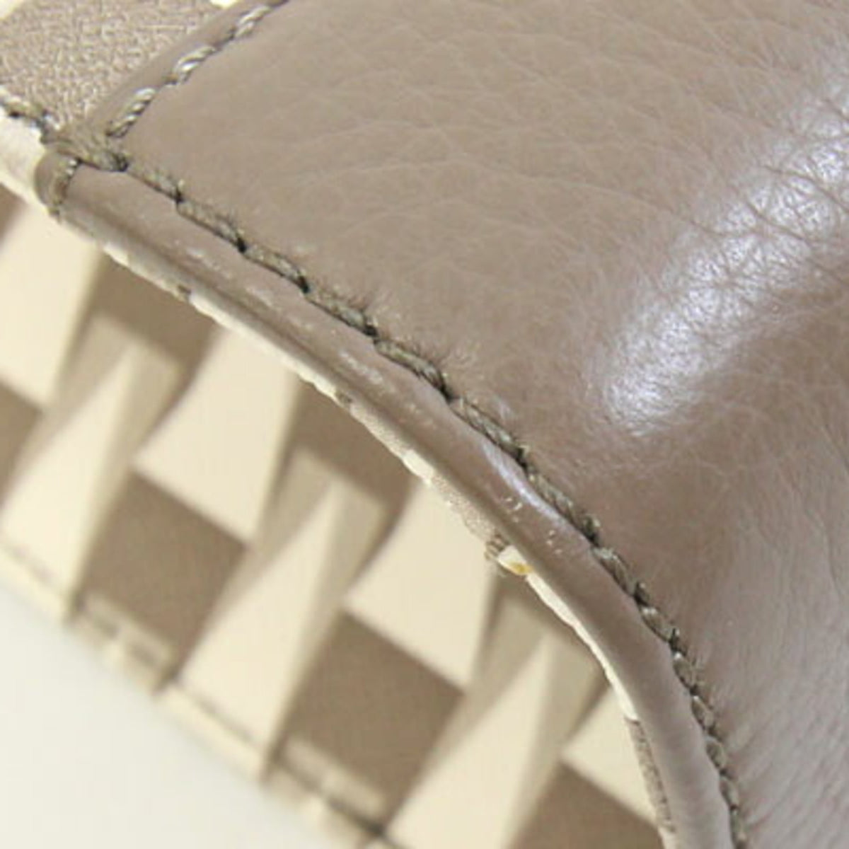 Bally Grayish Ivory Pvc Leather Handbag (Pre-Owned)