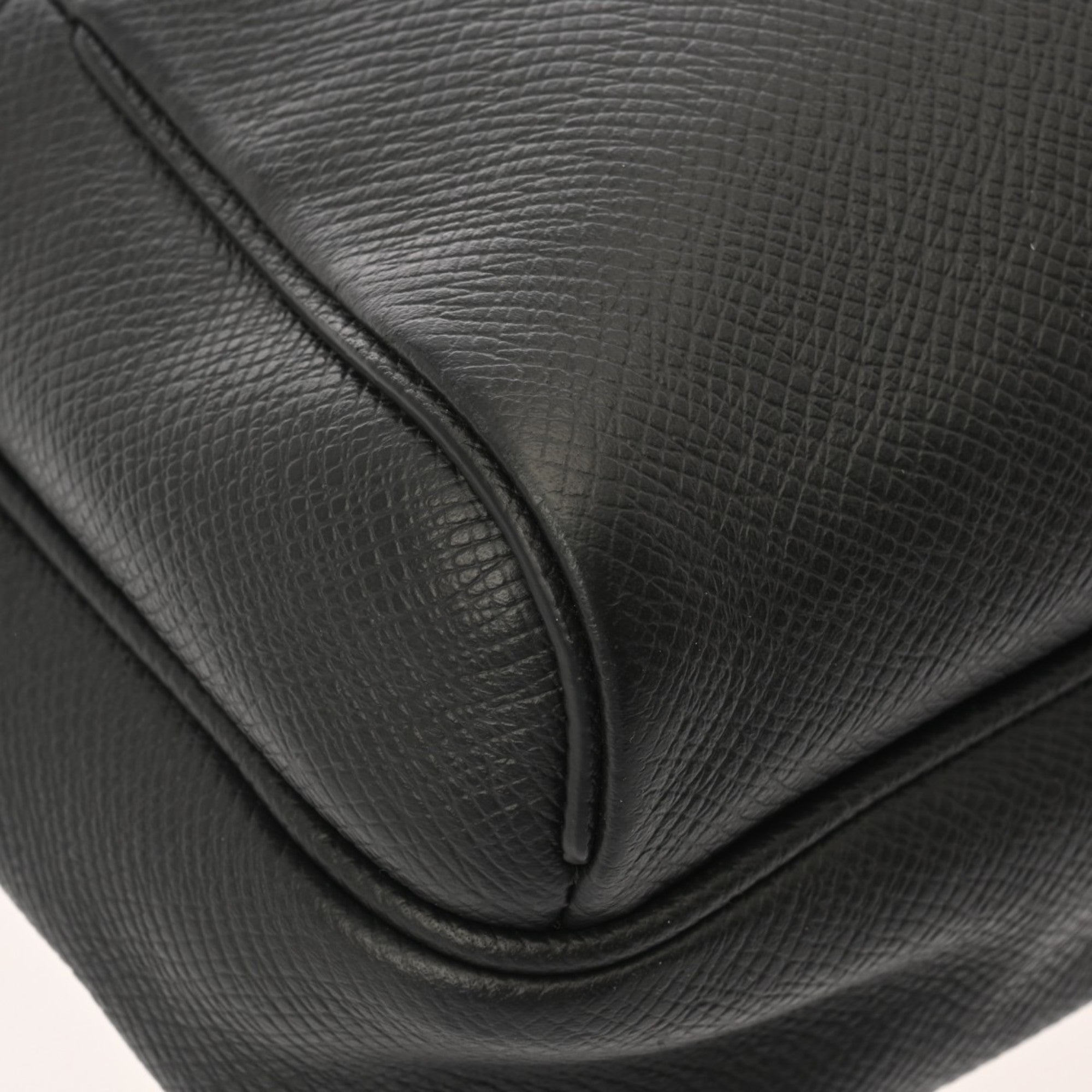 Louis Vuitton Noir Leather Shoulder Bag (Pre-Owned)