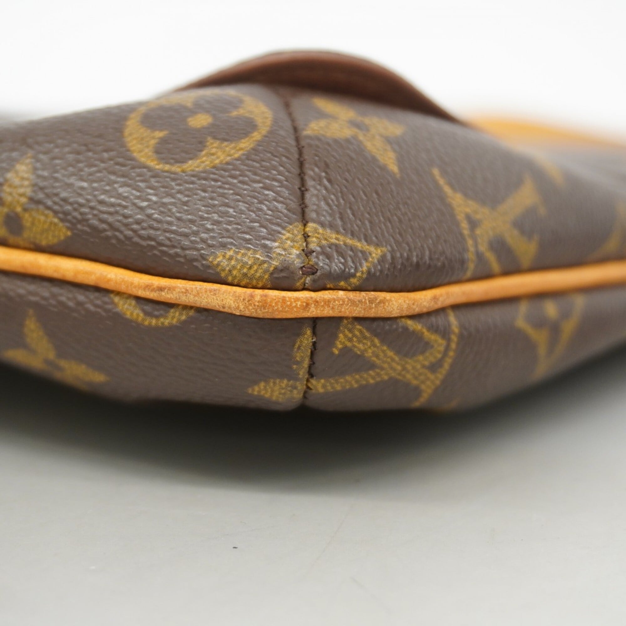 Louis Vuitton Brown Shoulder Bag (Pre-Owned)