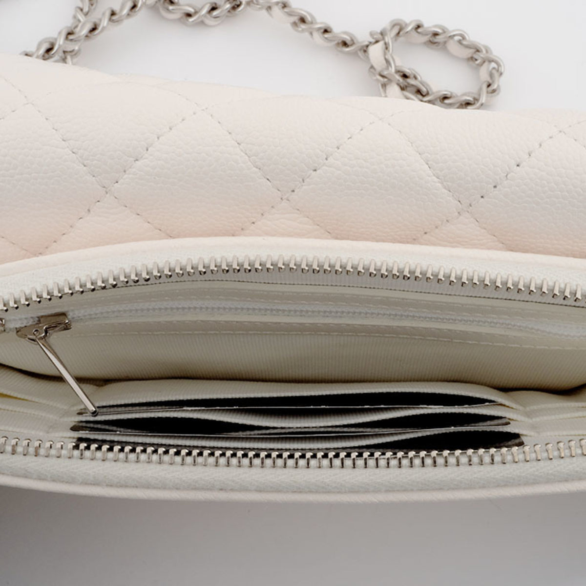 Chanel Matelasse White Caviar Leather Shoulder Bag (Pre-Owned)