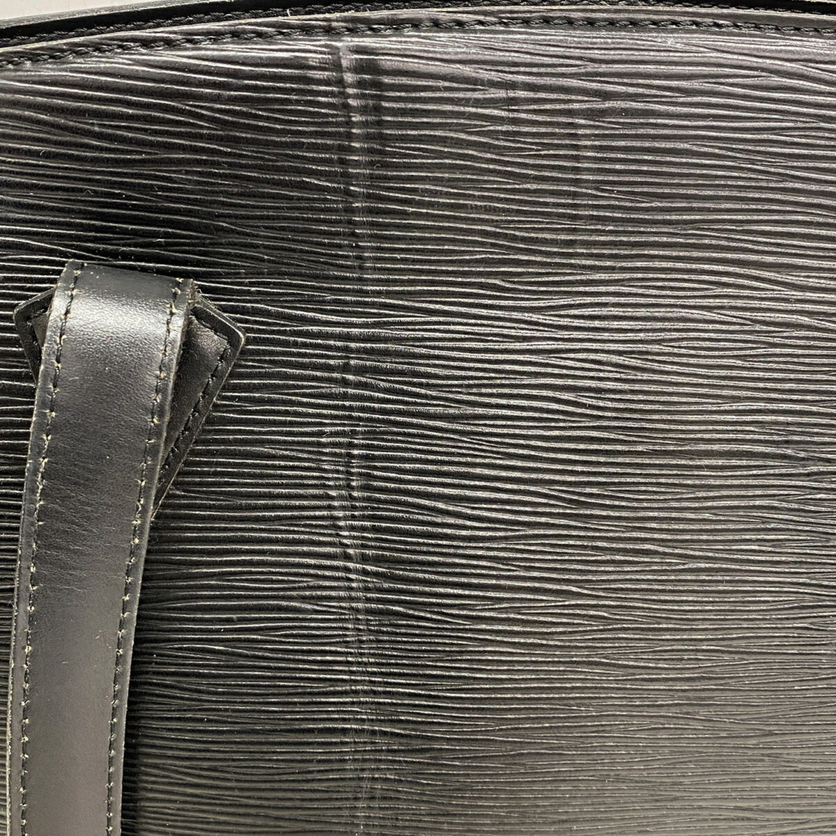 Louis Vuitton Noir Shoulder Bag (Pre-Owned)