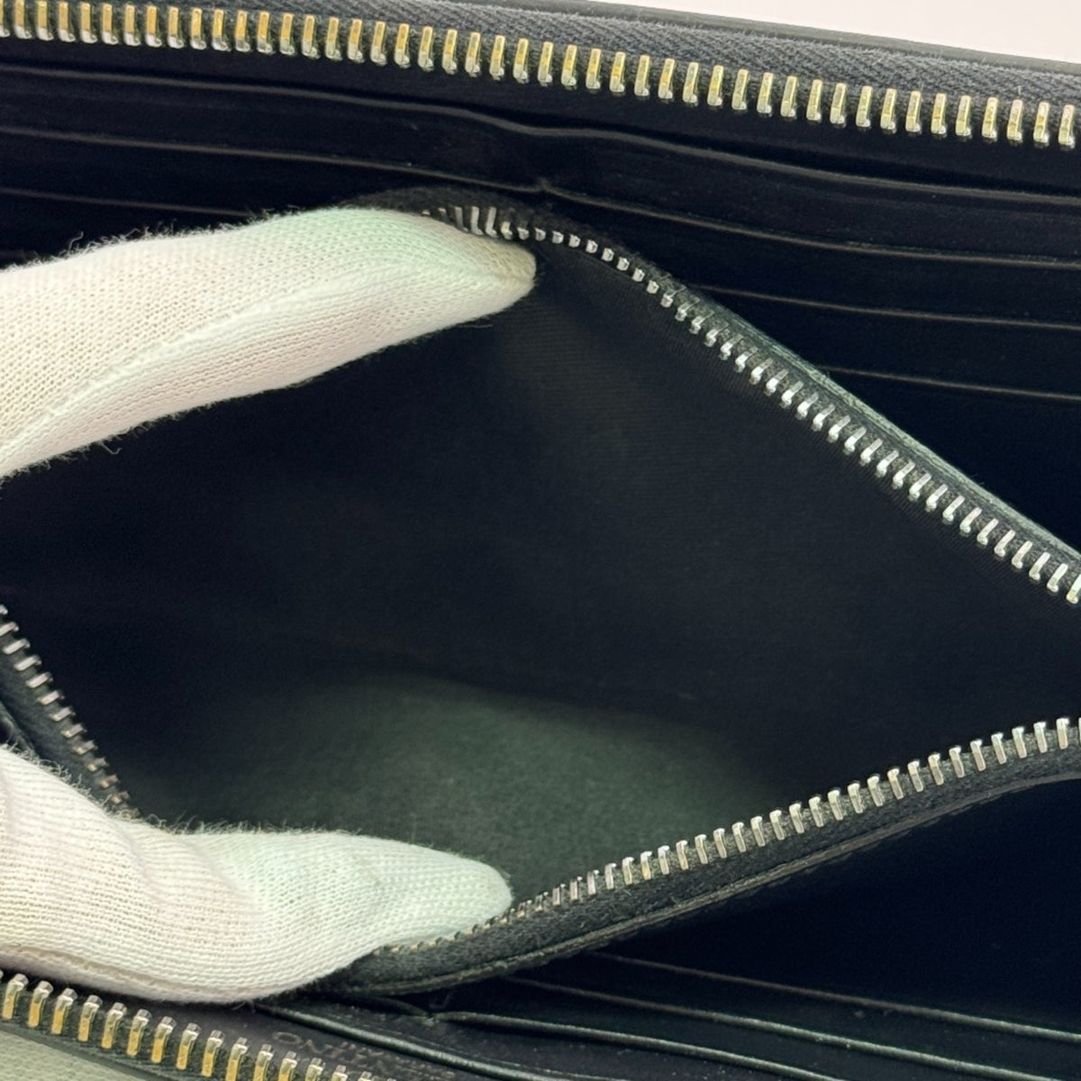 Valentino Garavani Black Leather Long Wallet (Bi-Fold) (Pre-Owned)