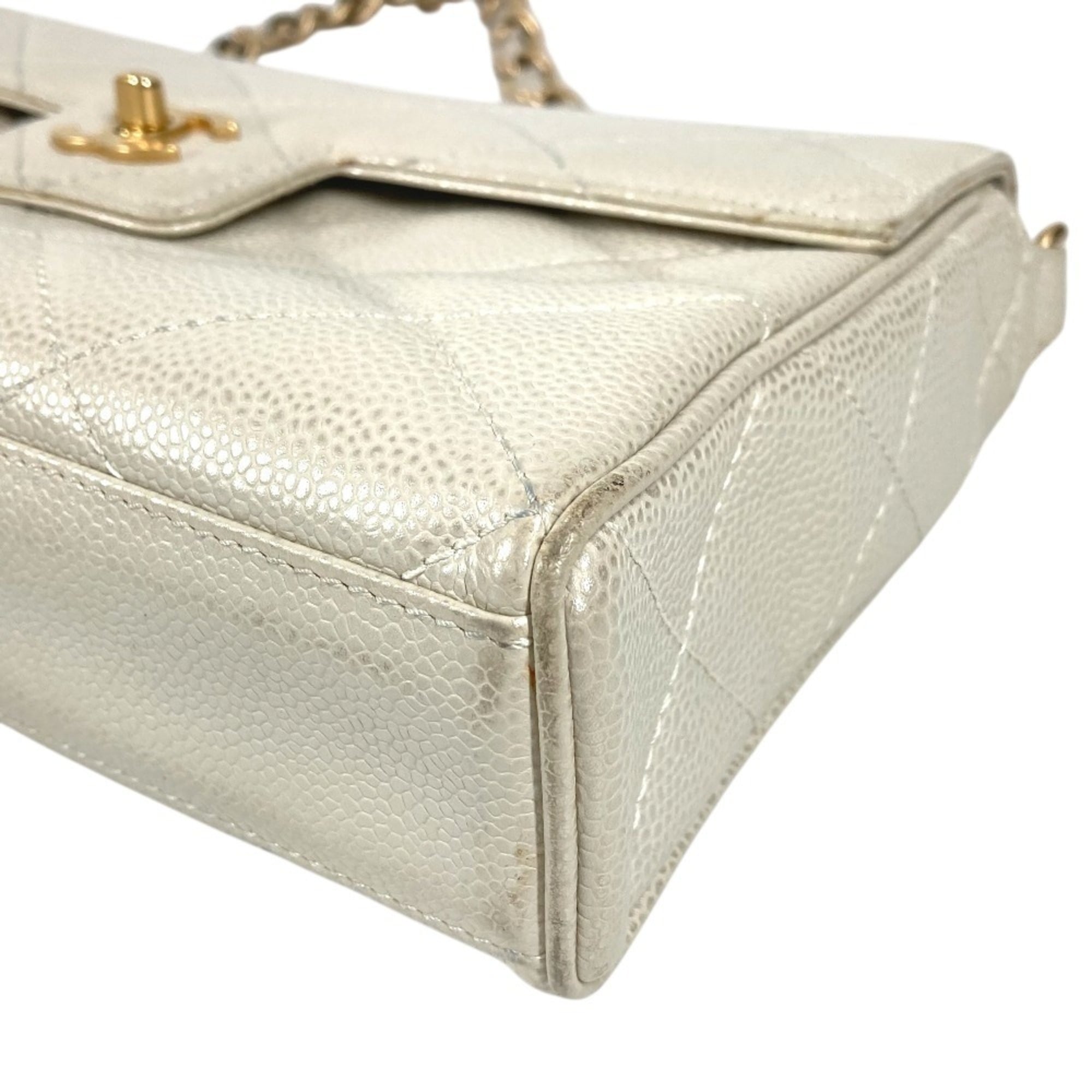 Chanel Matelasse White Grained Calfskin Shoulder Bag (Pre-Owned)