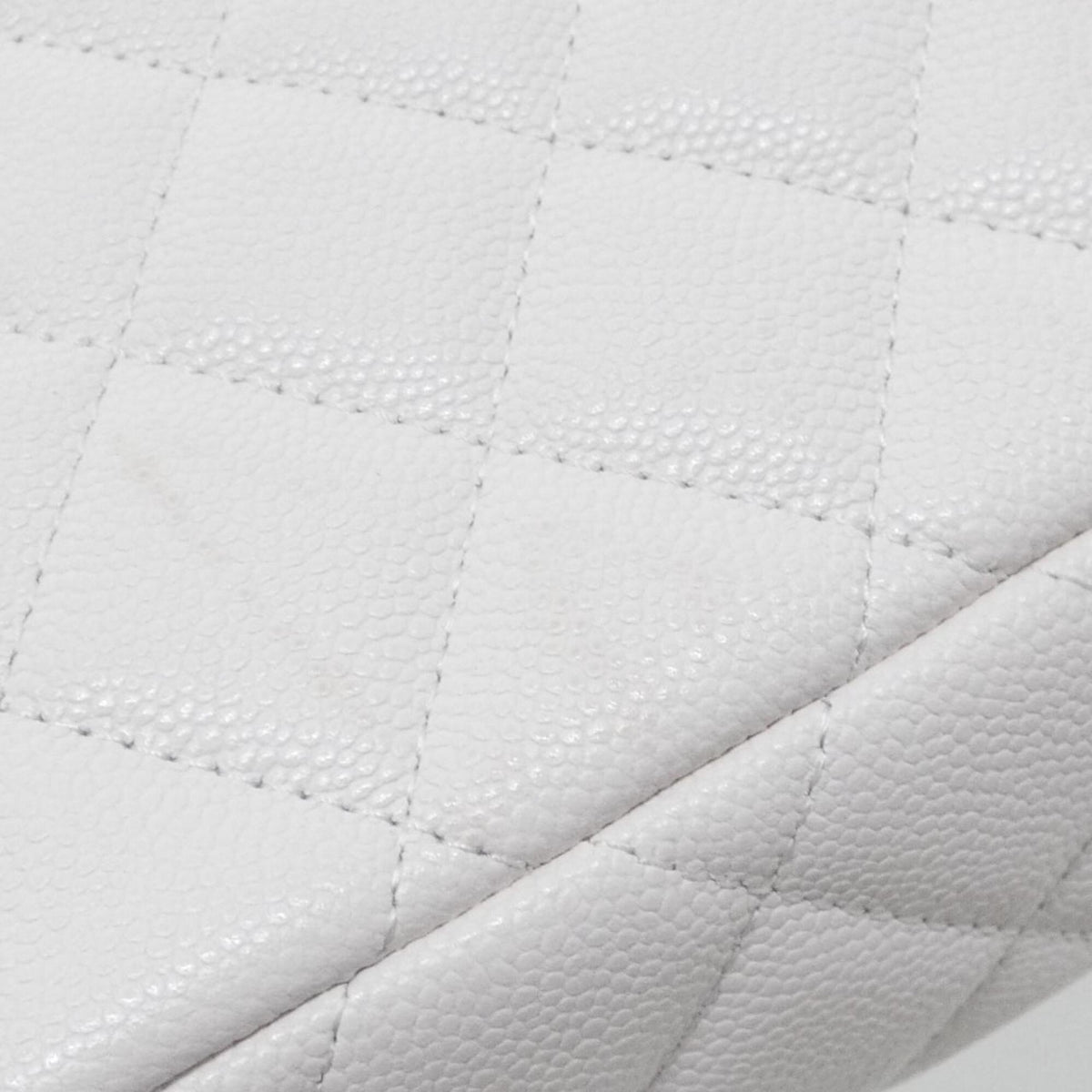 Chanel White Grained Calfskin Handbag (Pre-Owned)