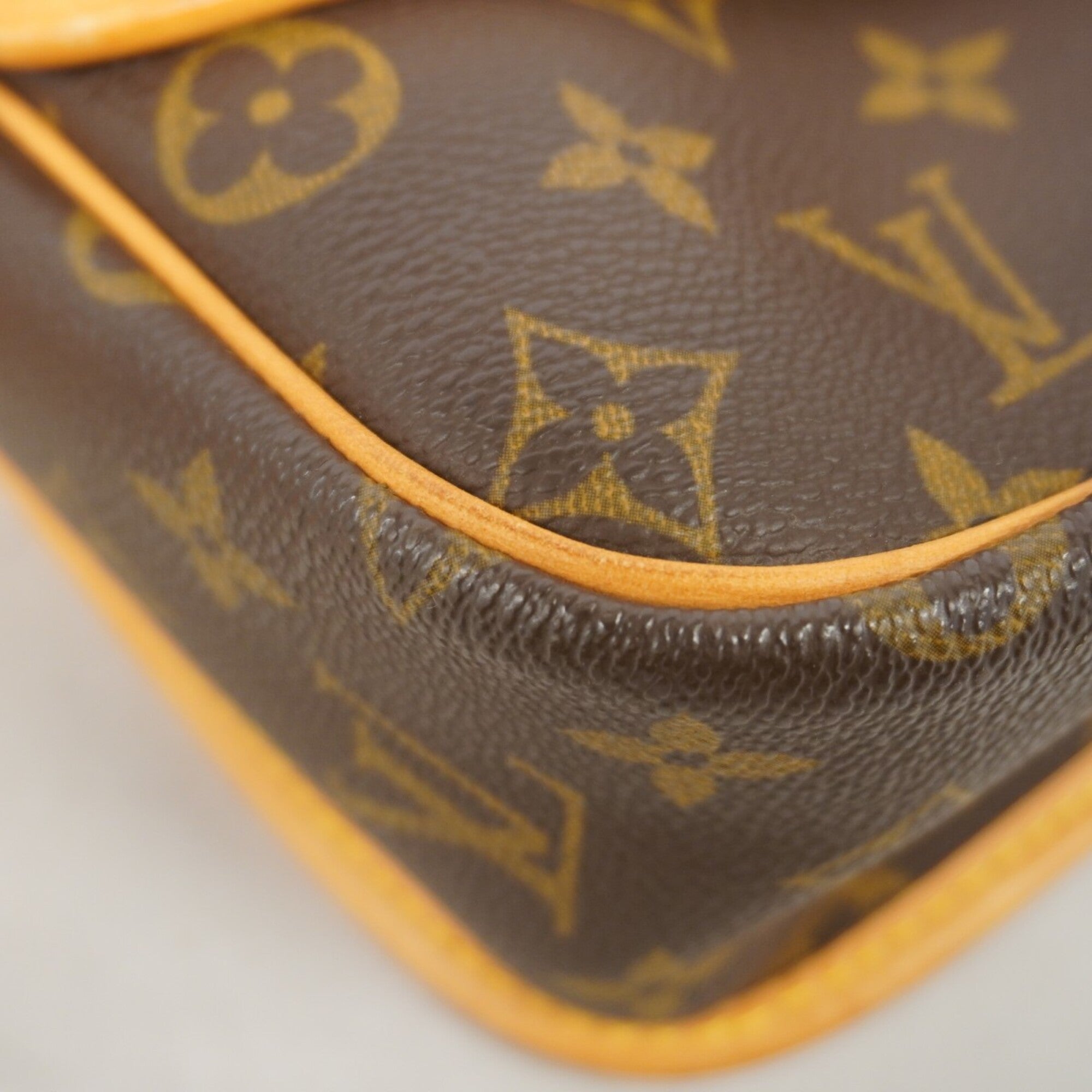 Louis Vuitton Brown Shoulder Bag (Pre-Owned)