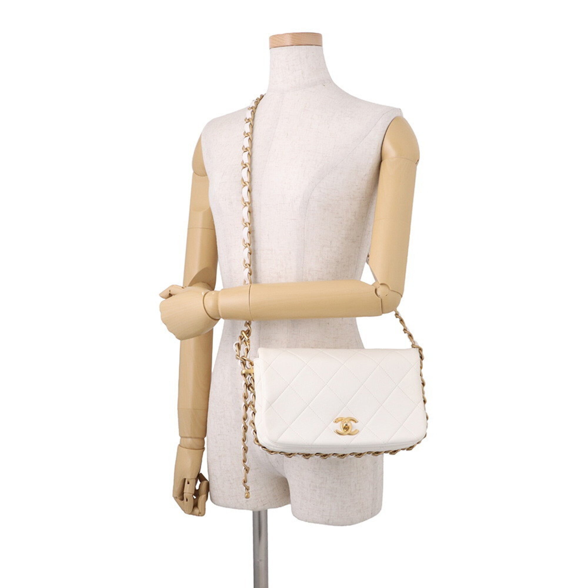 Chanel White Leather Shoulder Bag (Pre-Owned)