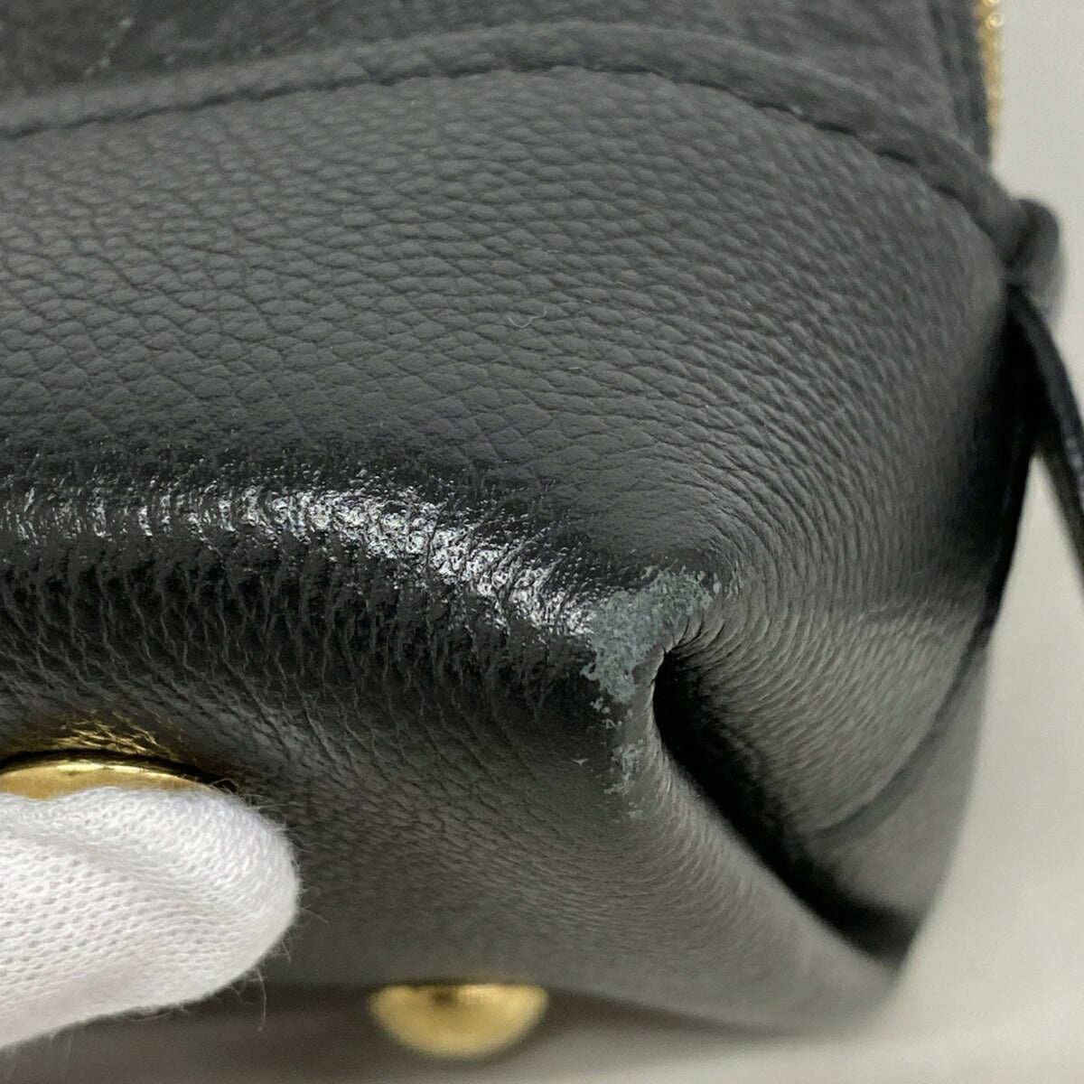 Louis Vuitton Noir Handbag (Pre-Owned)