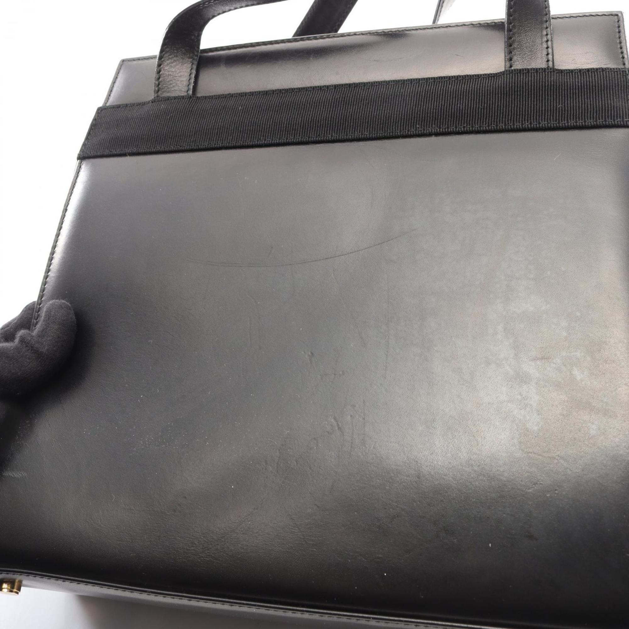 Salvatore Ferragamo Black Leather Handbag Shoulder Bag (Pre-Owned)