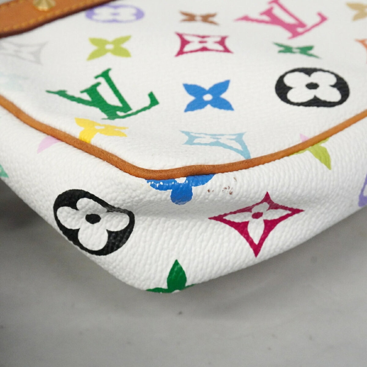 Louis Vuitton Blanc Pouch (Pre-Owned)