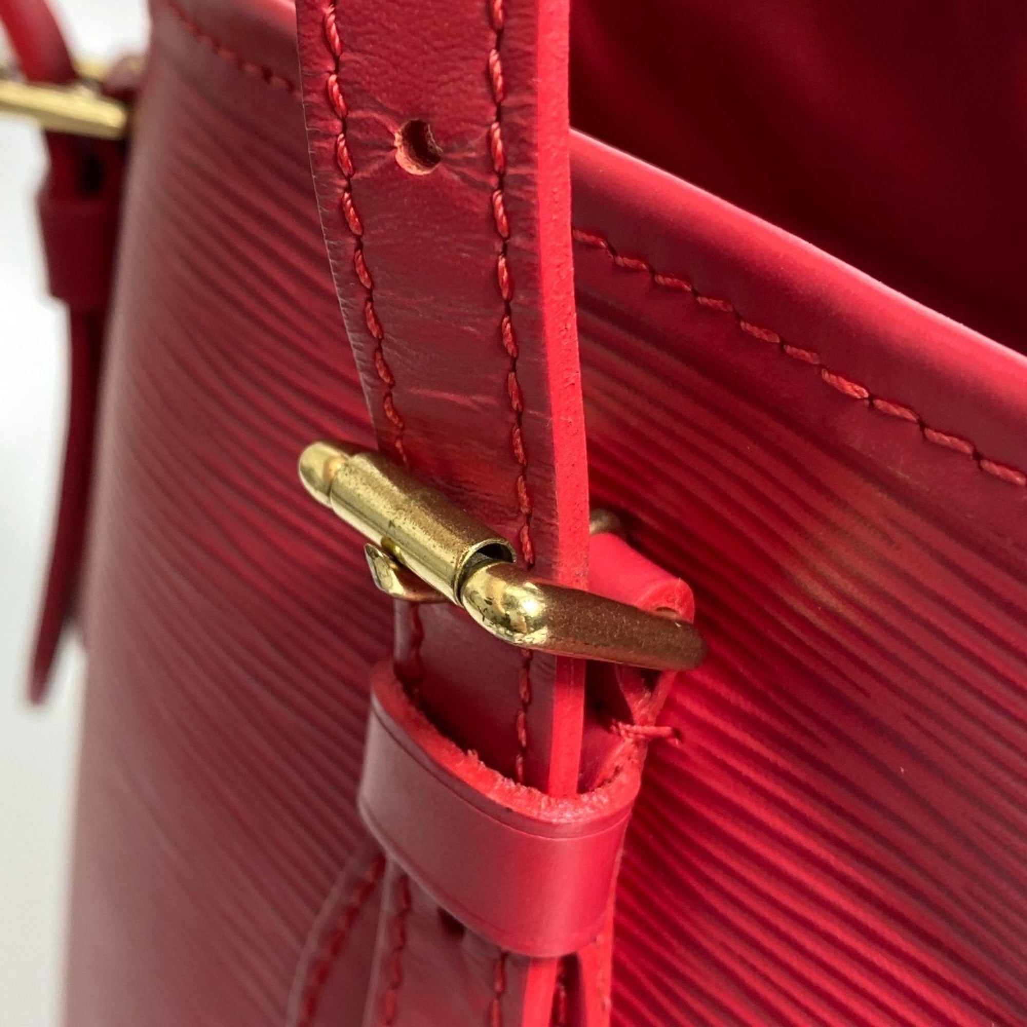 Louis Vuitton Red Color Rouge Epi Leather Pouch Shoulder Bag (Pre-Owned)