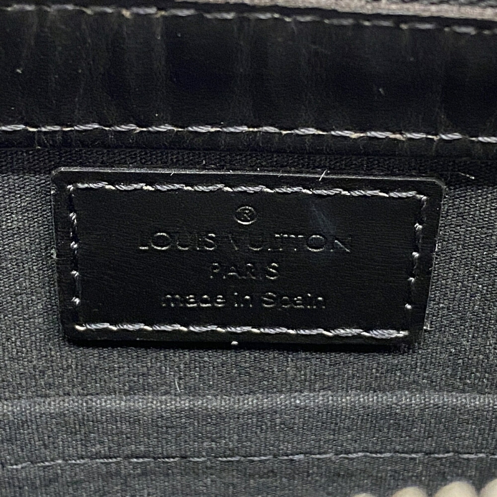 Louis Vuitton Noir Shoulder Bag (Pre-Owned)