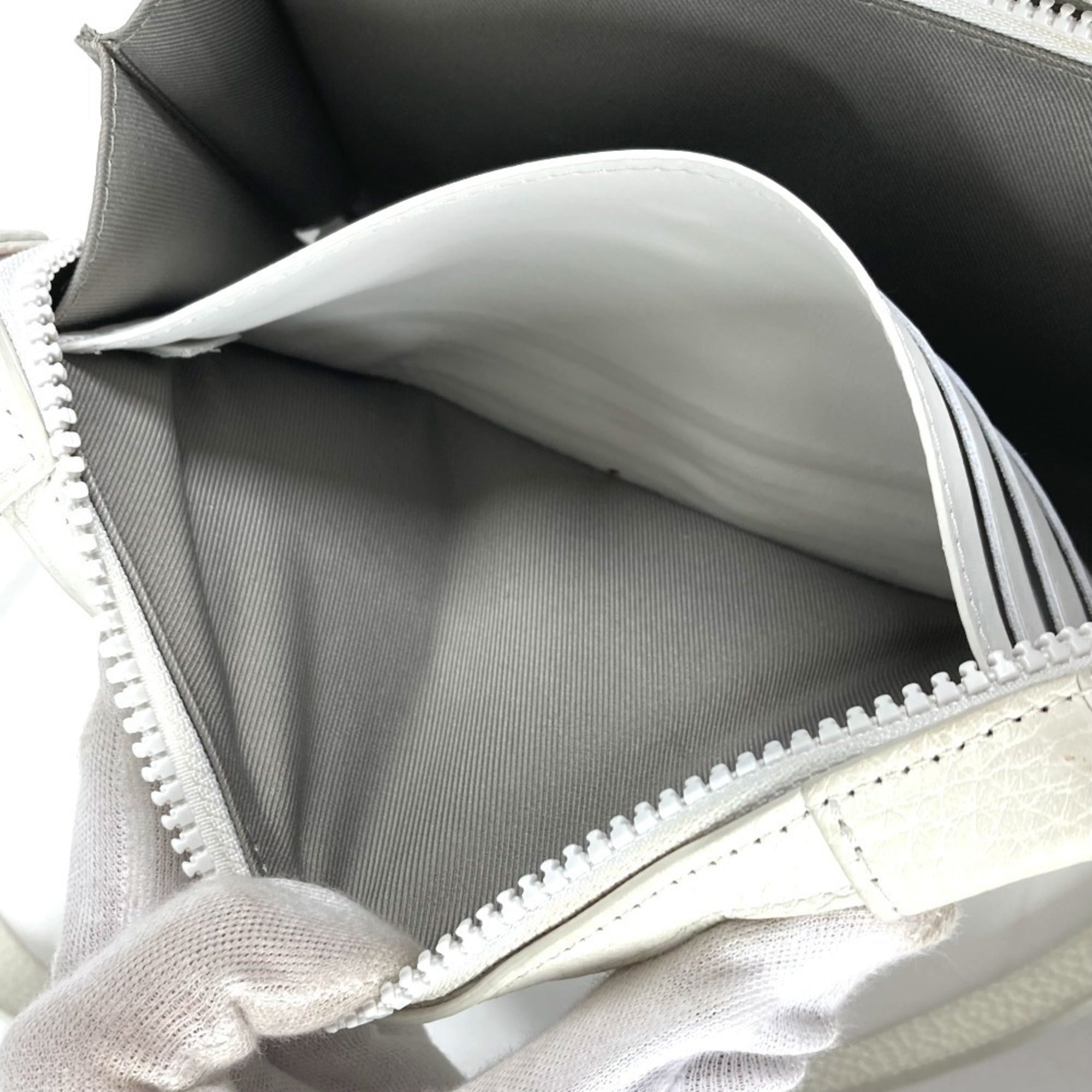 Louis Vuitton White Leather Clutch Bag Shoulder Bag (Pre-Owned)