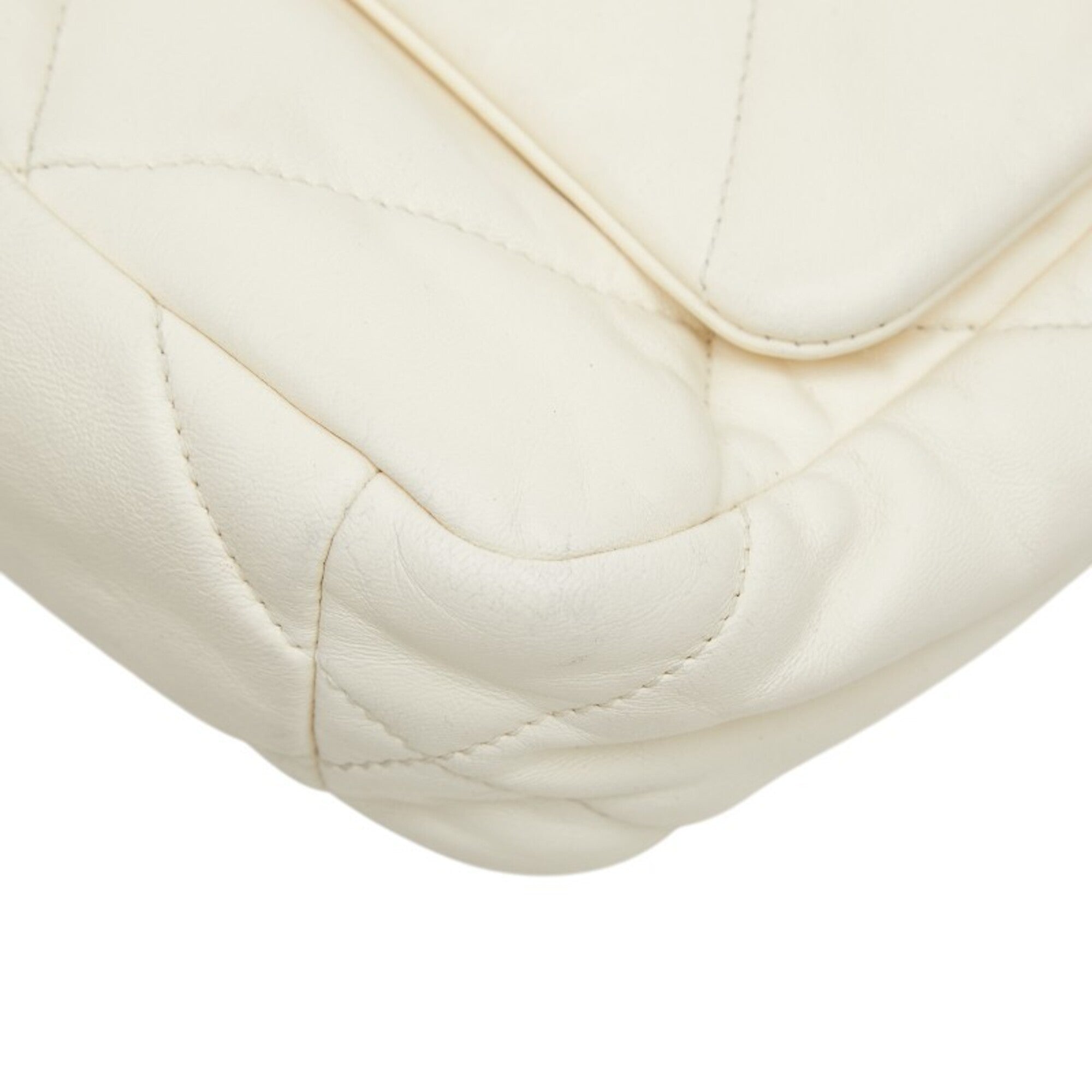 Chanel White Shoulder Bag (Pre-Owned)
