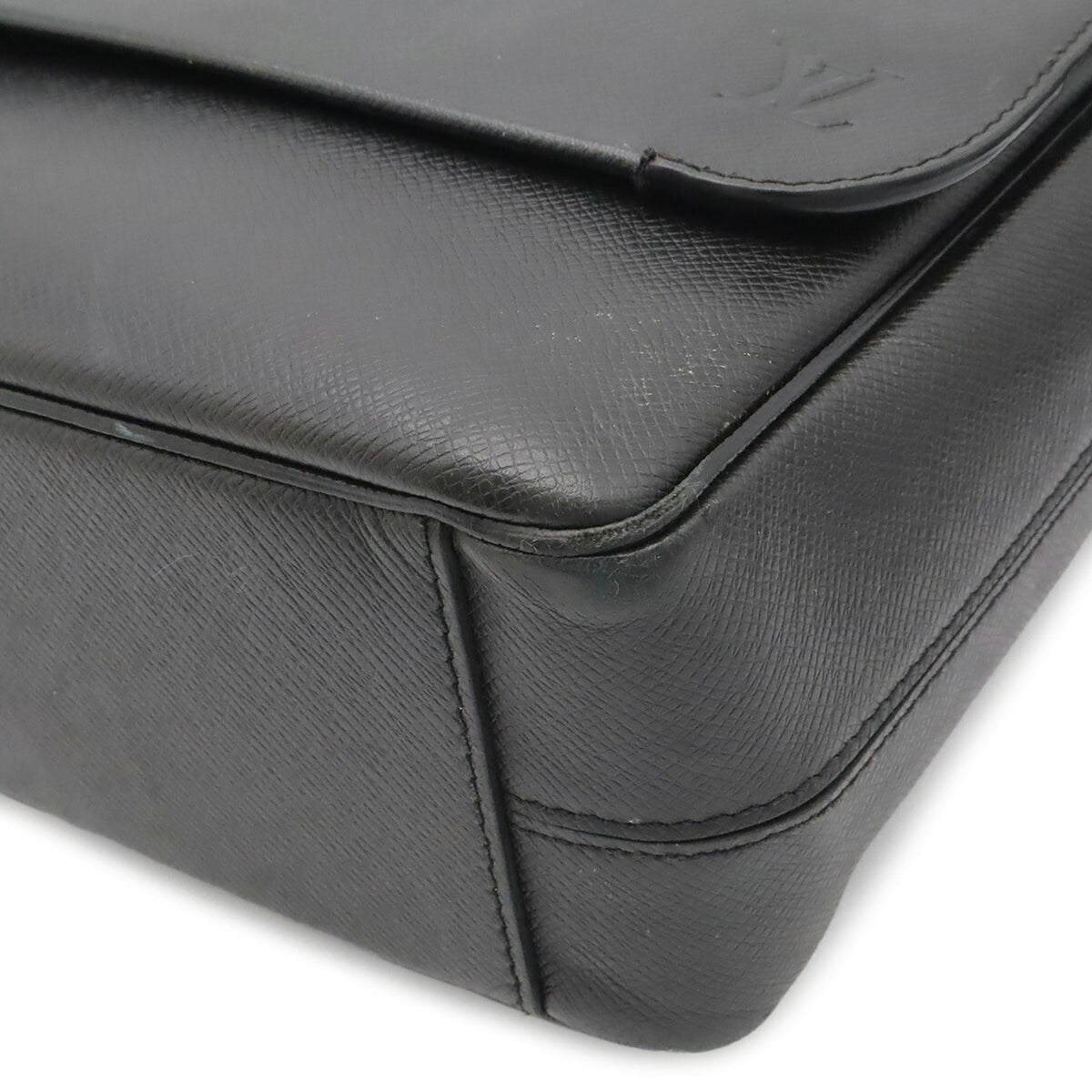 Louis Vuitton Taiga Black Noir Taiga Leather Handbag Shoulder Bag (Pre-Owned)