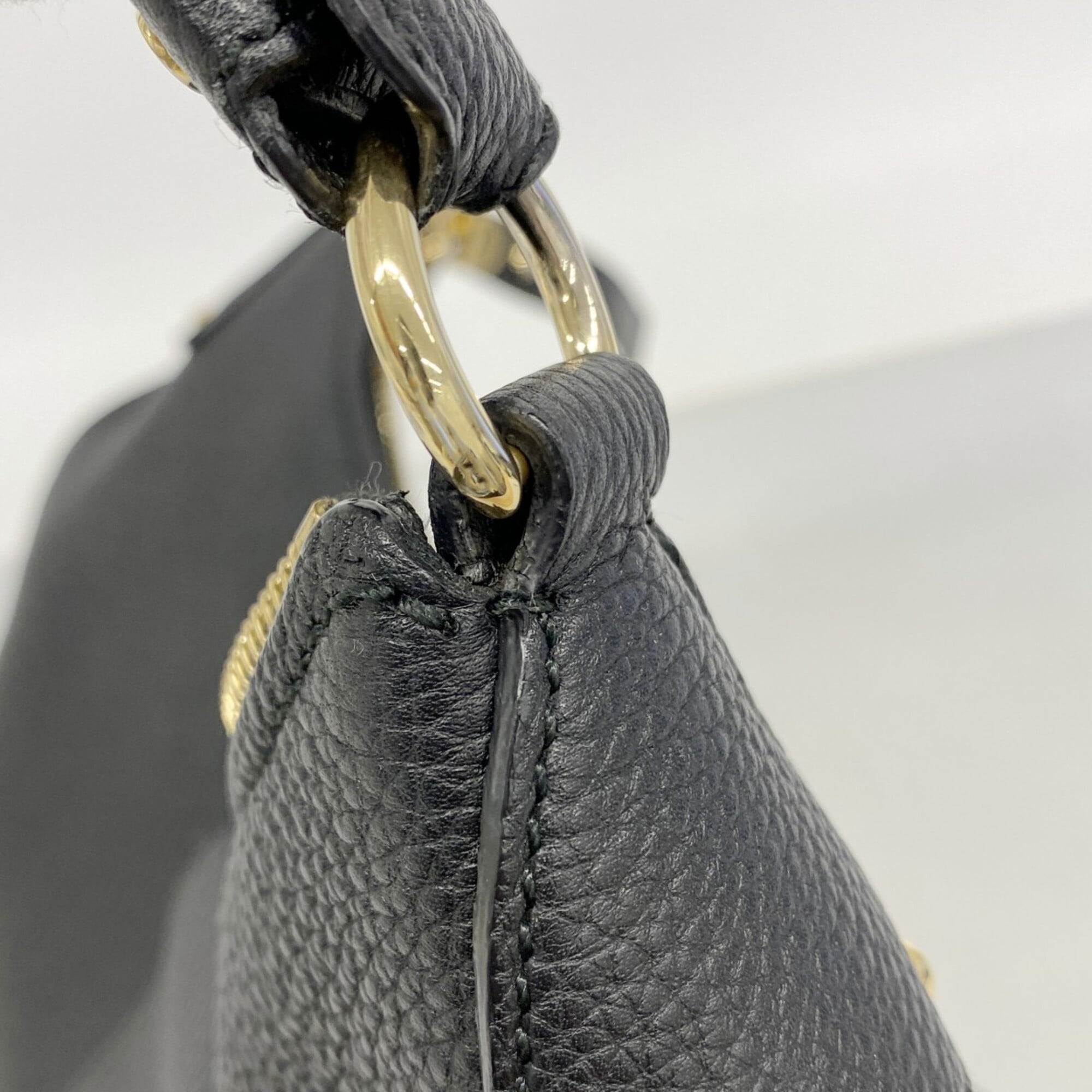 Salvatore Ferragamo Black Leather Shoulder Bag (Pre-Owned)