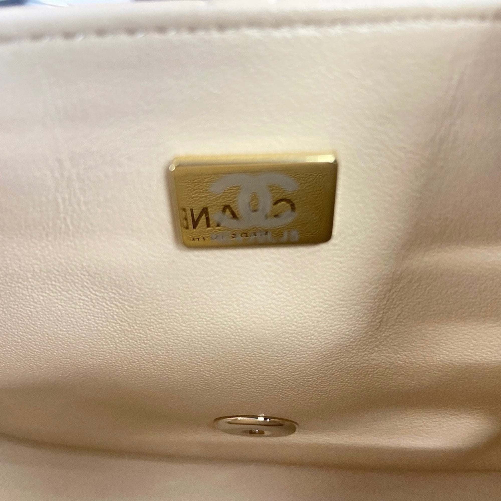 Chanel Beige Shoulder Bag (Pre-Owned)