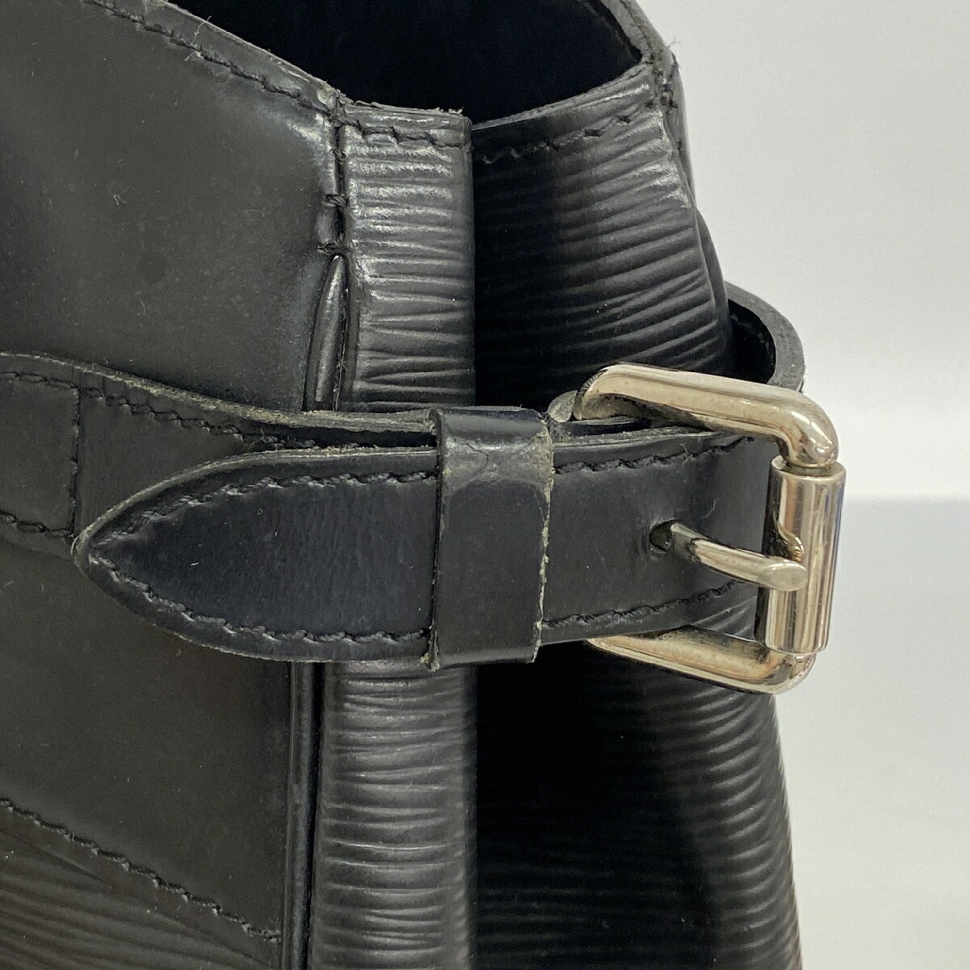 Louis Vuitton Noir Handbag (Pre-Owned)