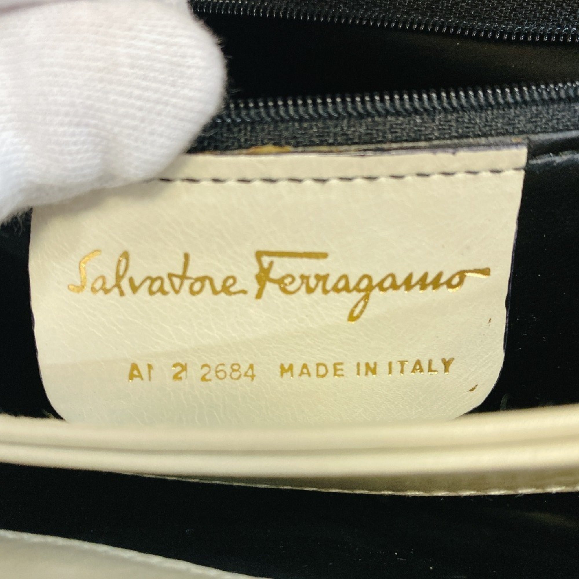 Salvatore Ferragamo Ivory White Leather Shoulder Bag (Pre-Owned)