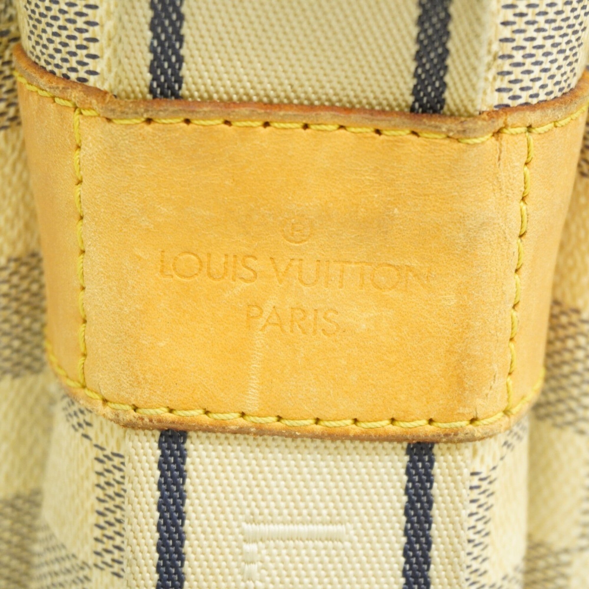Louis Vuitton White Shoulder Bag (Pre-Owned)