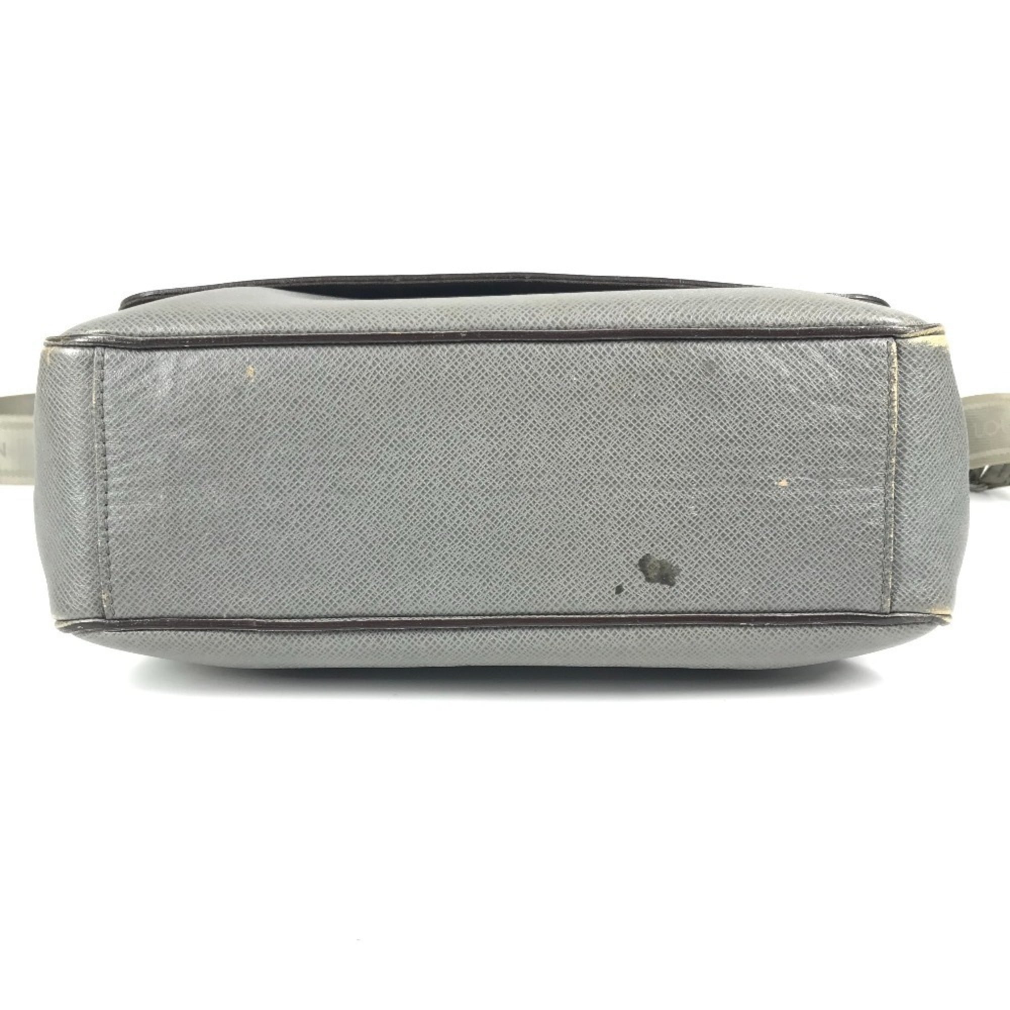 Louis Vuitton Glacier Gray Taiga Leather Messenger Bag Shoulder Bag (Pre-Owned)