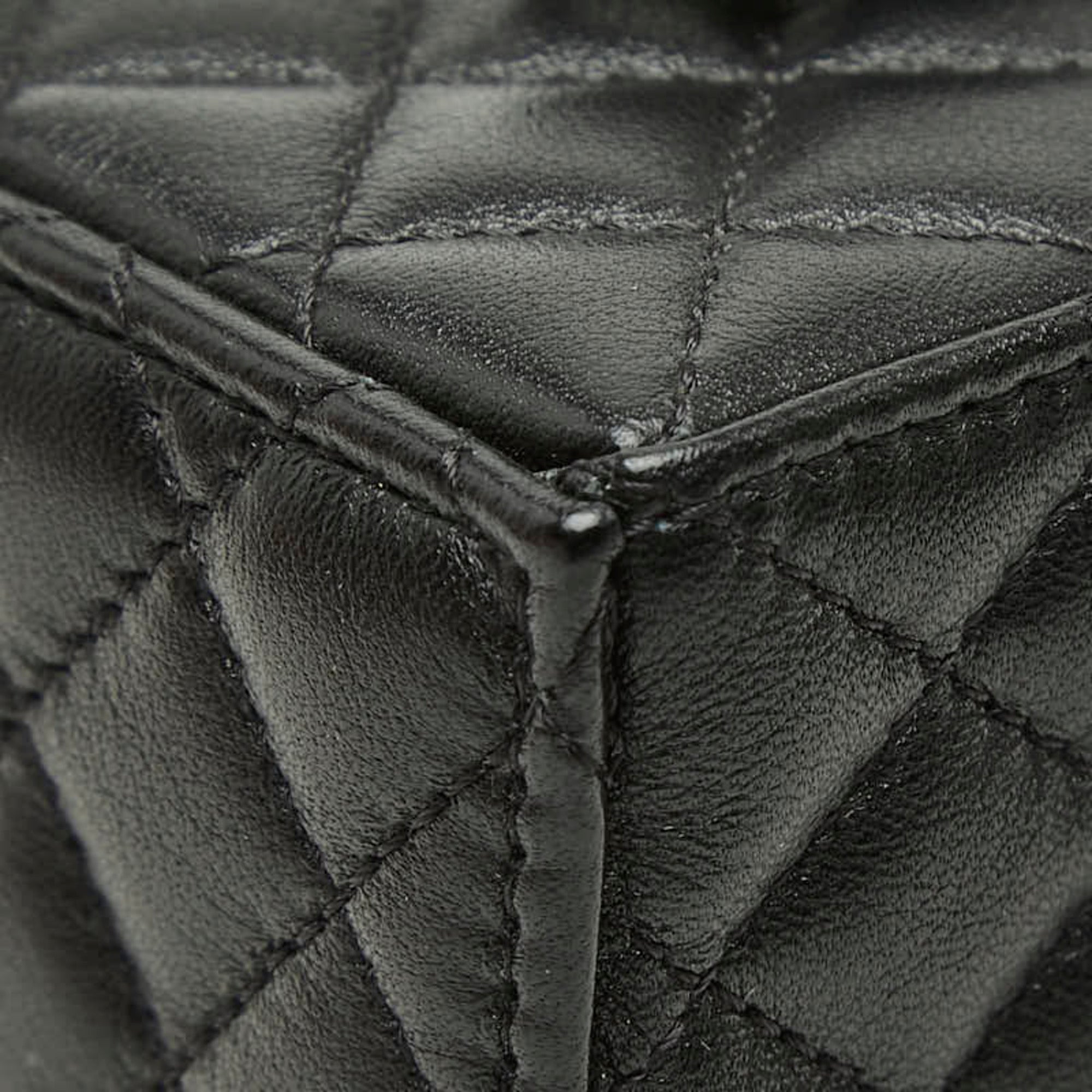 Chanel Black Leather Shoulder Bag (Pre-Owned)