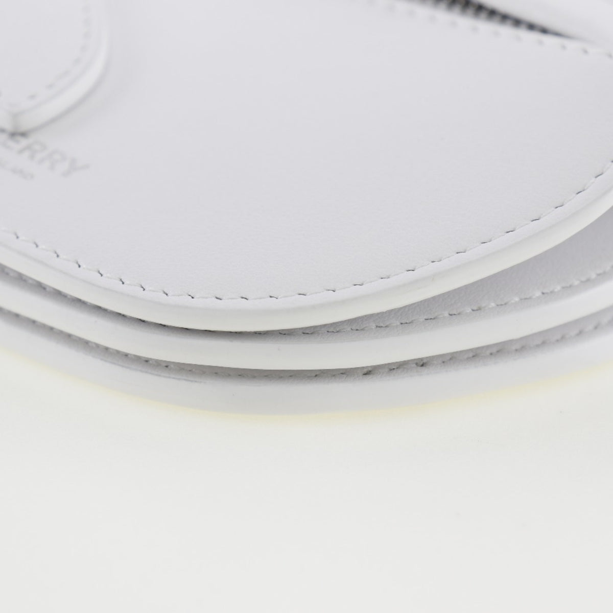 Burberry White Leather Shoulder Bag (Pre-Owned)