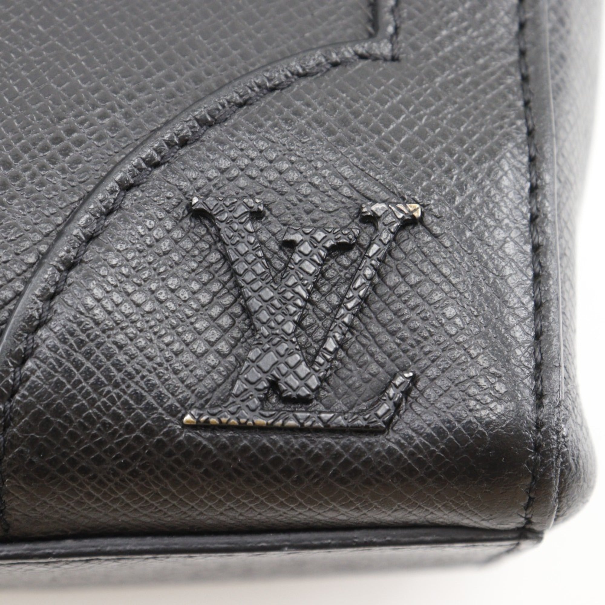 Louis Vuitton Taiga Black Taiga Leather Handbag Tote Bag (Pre-Owned)