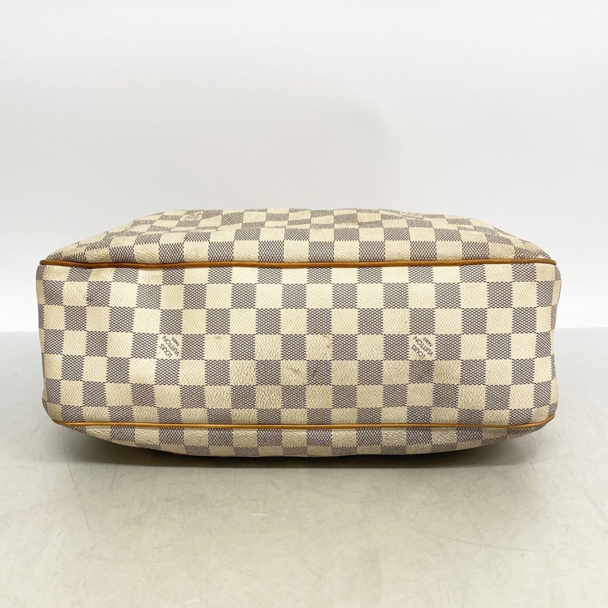 Louis Vuitton White Shoulder Bag (Pre-Owned)