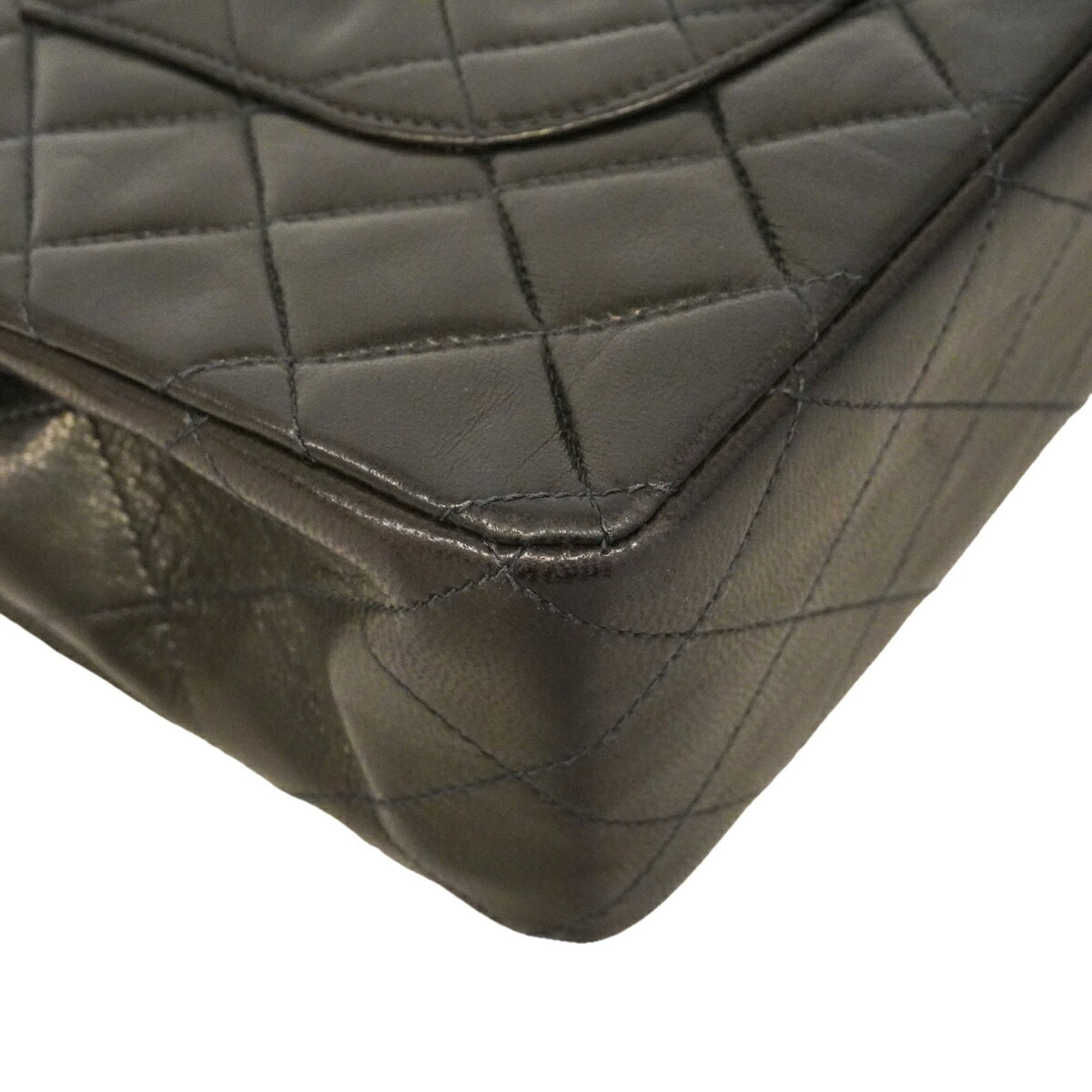 Chanel Black Leather Shoulder Bag (Pre-Owned)