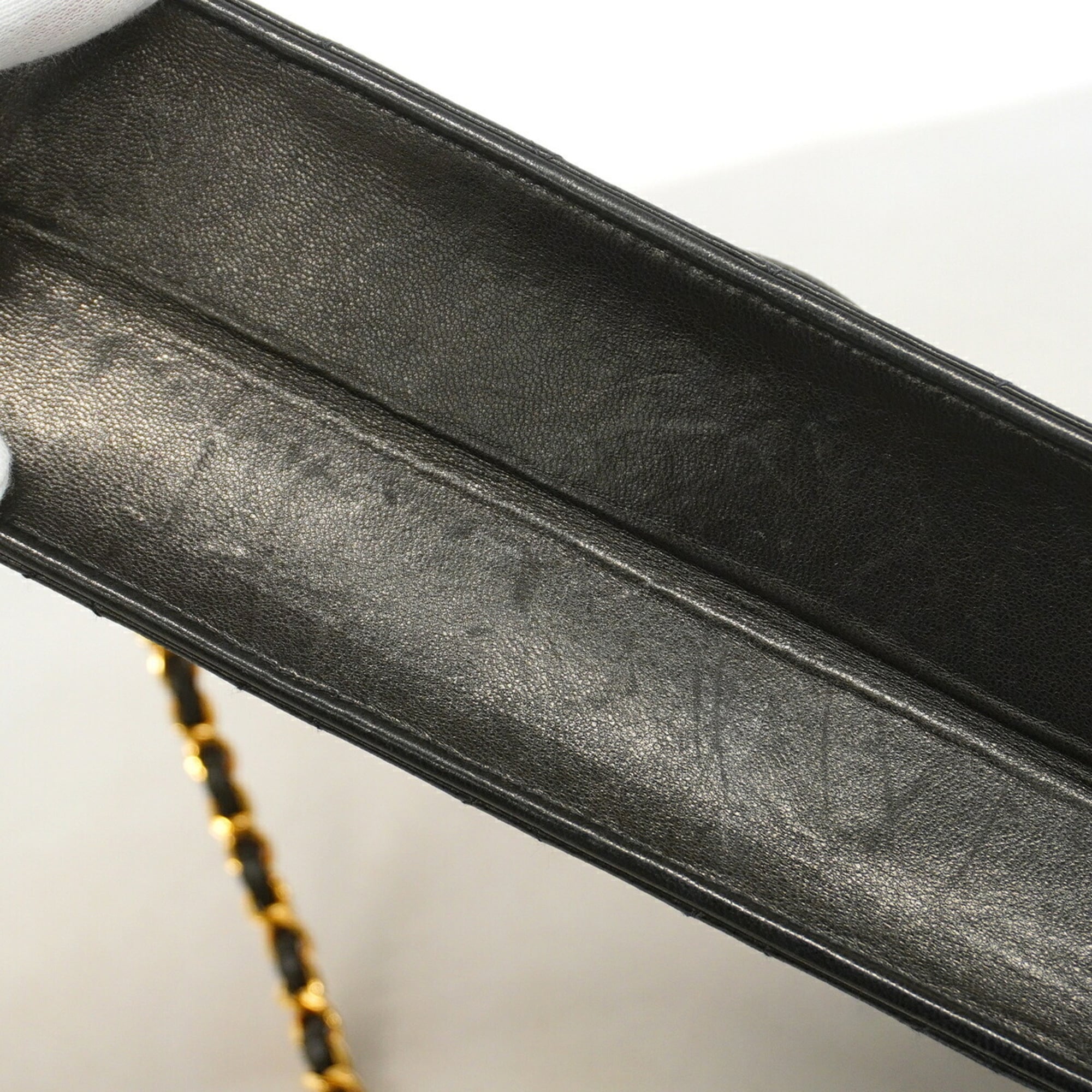 Chanel Black Leather Shoulder Bag (Pre-Owned)