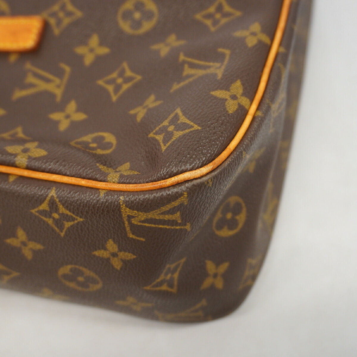 Louis Vuitton Brown Shoulder Bag (Pre-Owned)